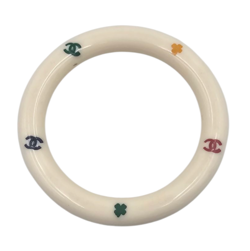 CHANEL PROTOTYPE BRACELET EN RESINE BLANCHE TREFLES ET LOGO CIRCA 1990