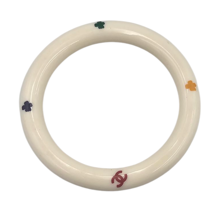 CHANEL PROTOTYPE BRACELET EN RESINE BLANCHE TREFLES ET LOGO CIRCA 1990