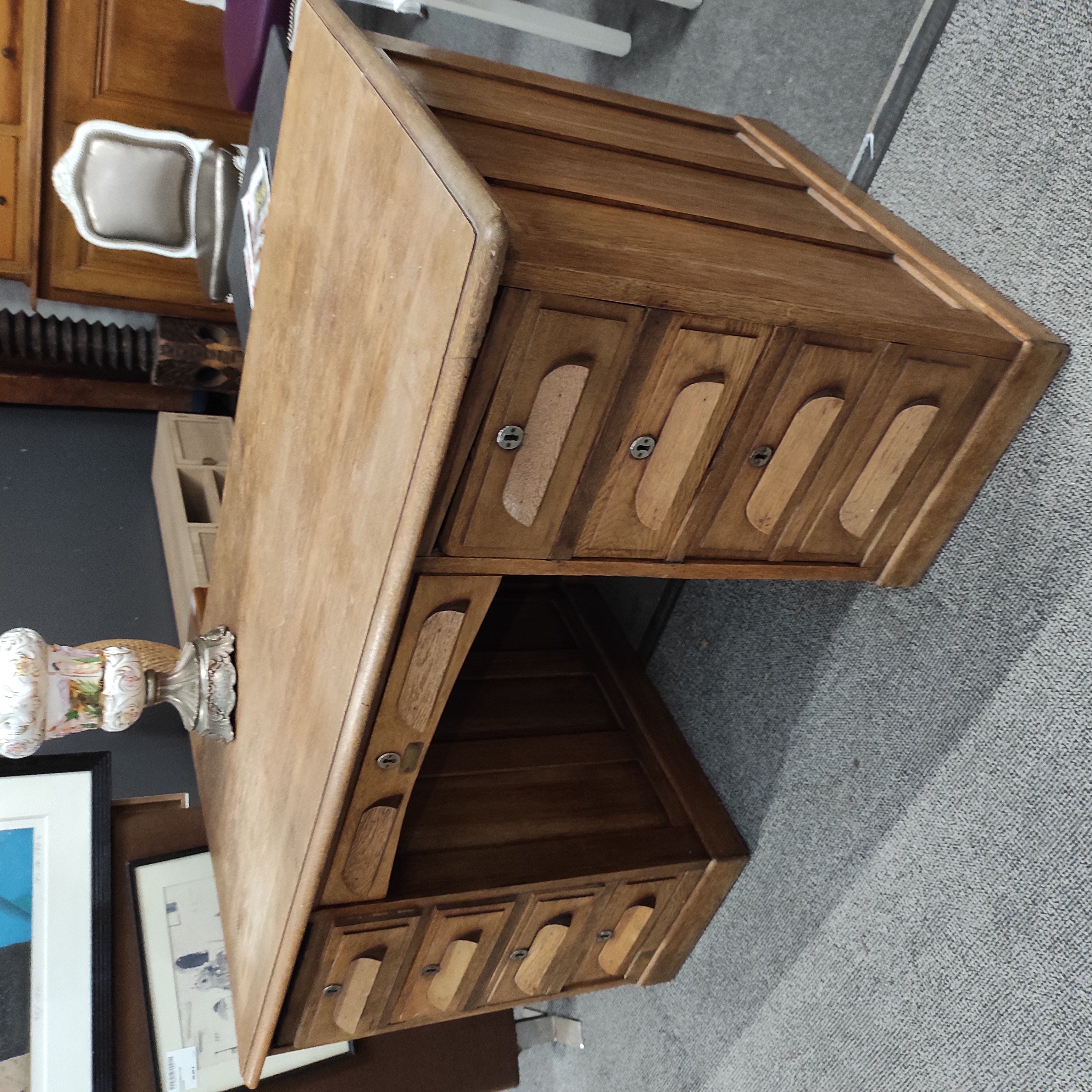 BUREAU A CAISSONS 8  TIROIRS 134/76/77 CM EN CHENE