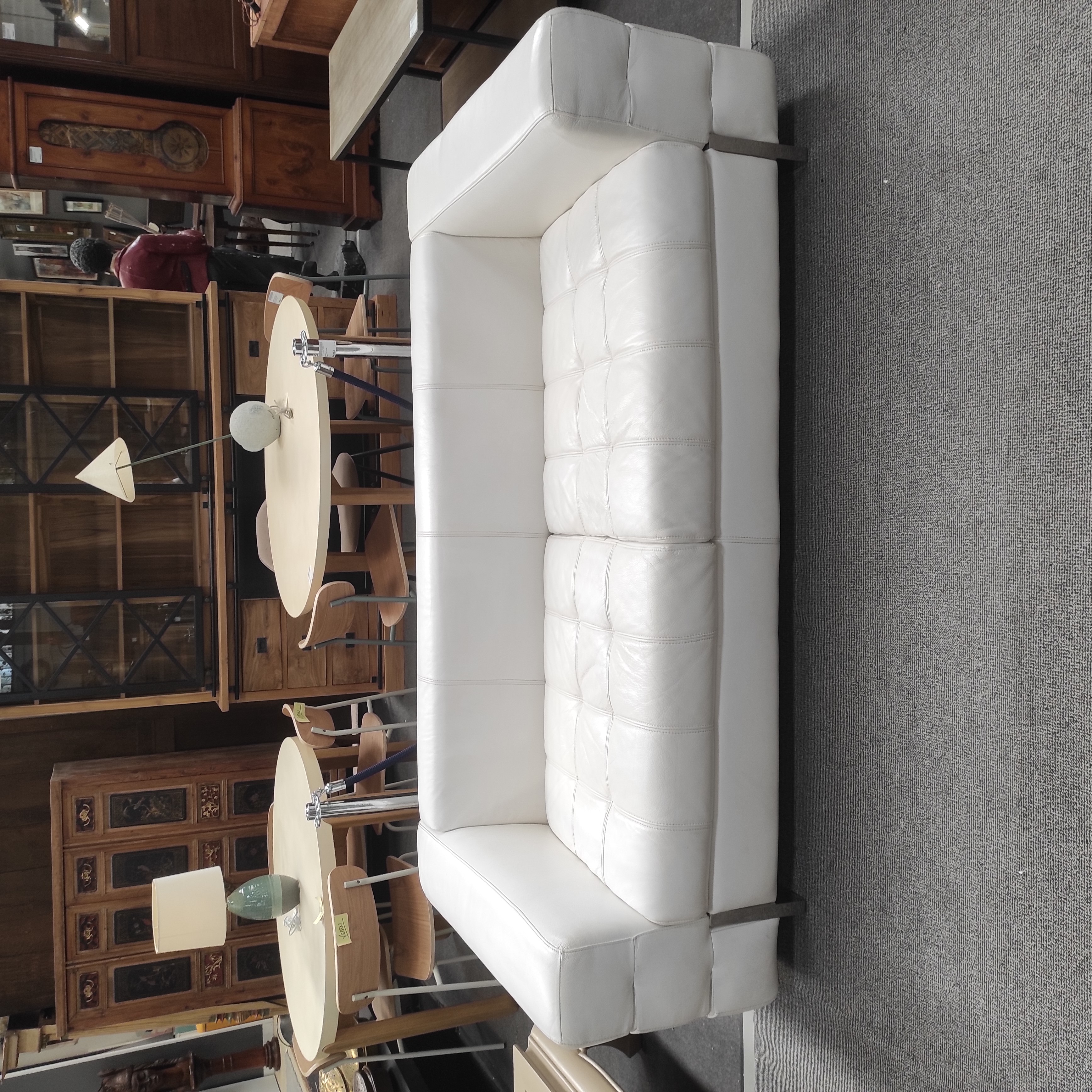 BANQUETTE EN CUIR BLANC ANNEES 70    206 X 100 X 63 CM 