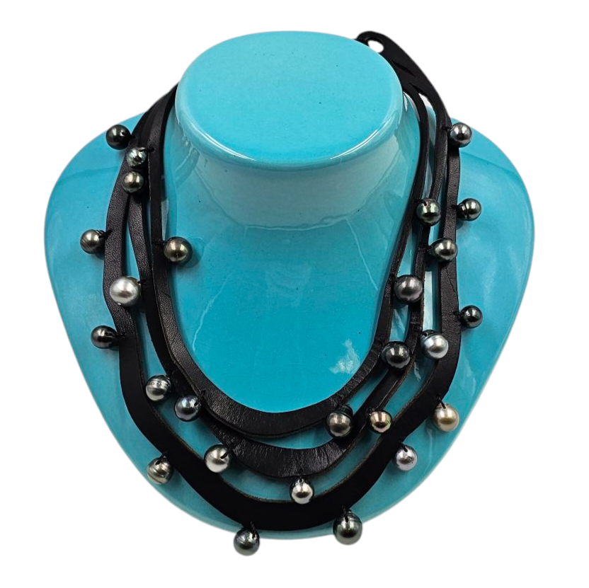 SAUVAGE ELEGANCE COLLIER EN CUIR NOIR AVEC 29 PERLES DE TAHITI