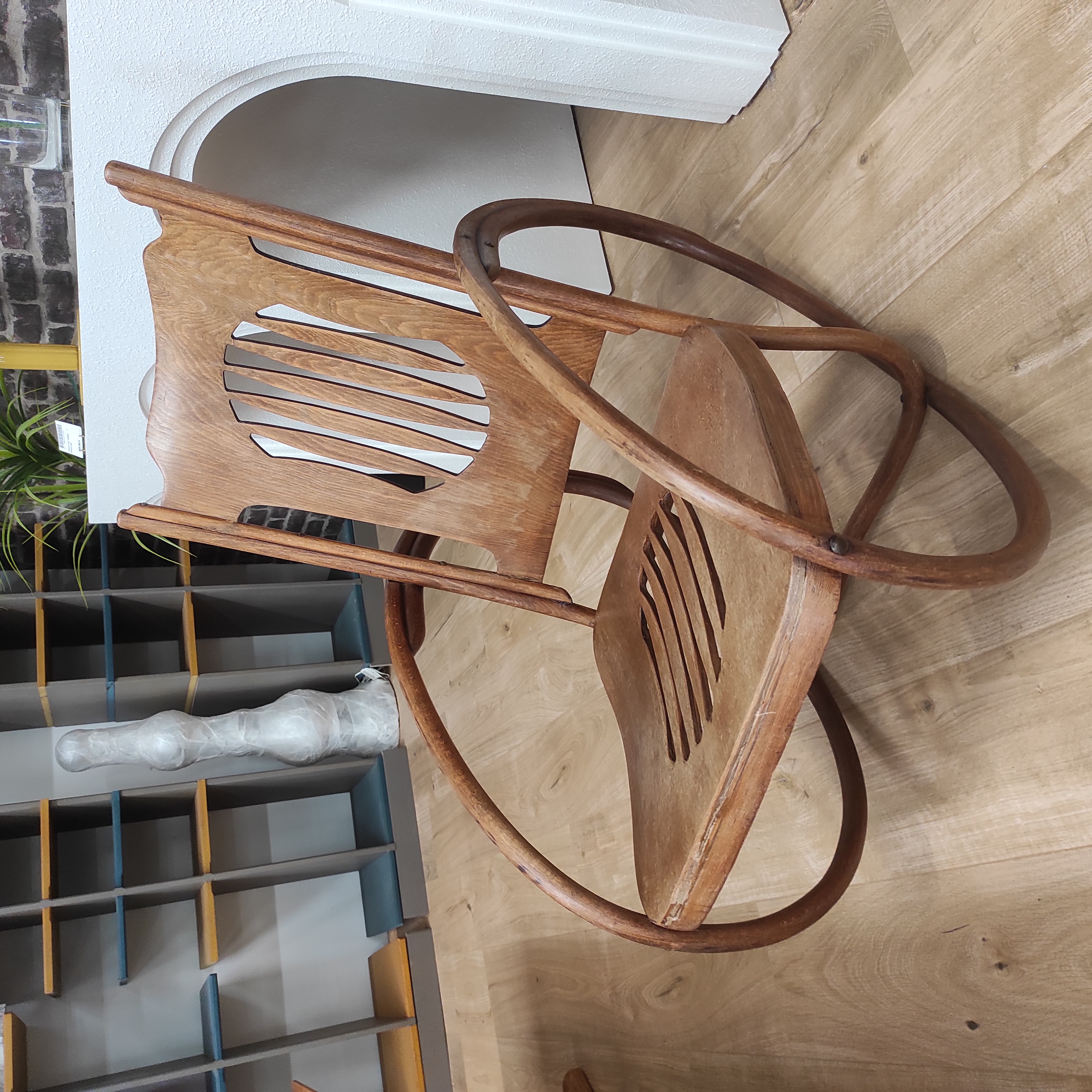 J & J KOHN FAUTEUIL A BASCULE ENFANT ART NOUVEAU BOIS CINTRE 80 X 67 X 47 CM