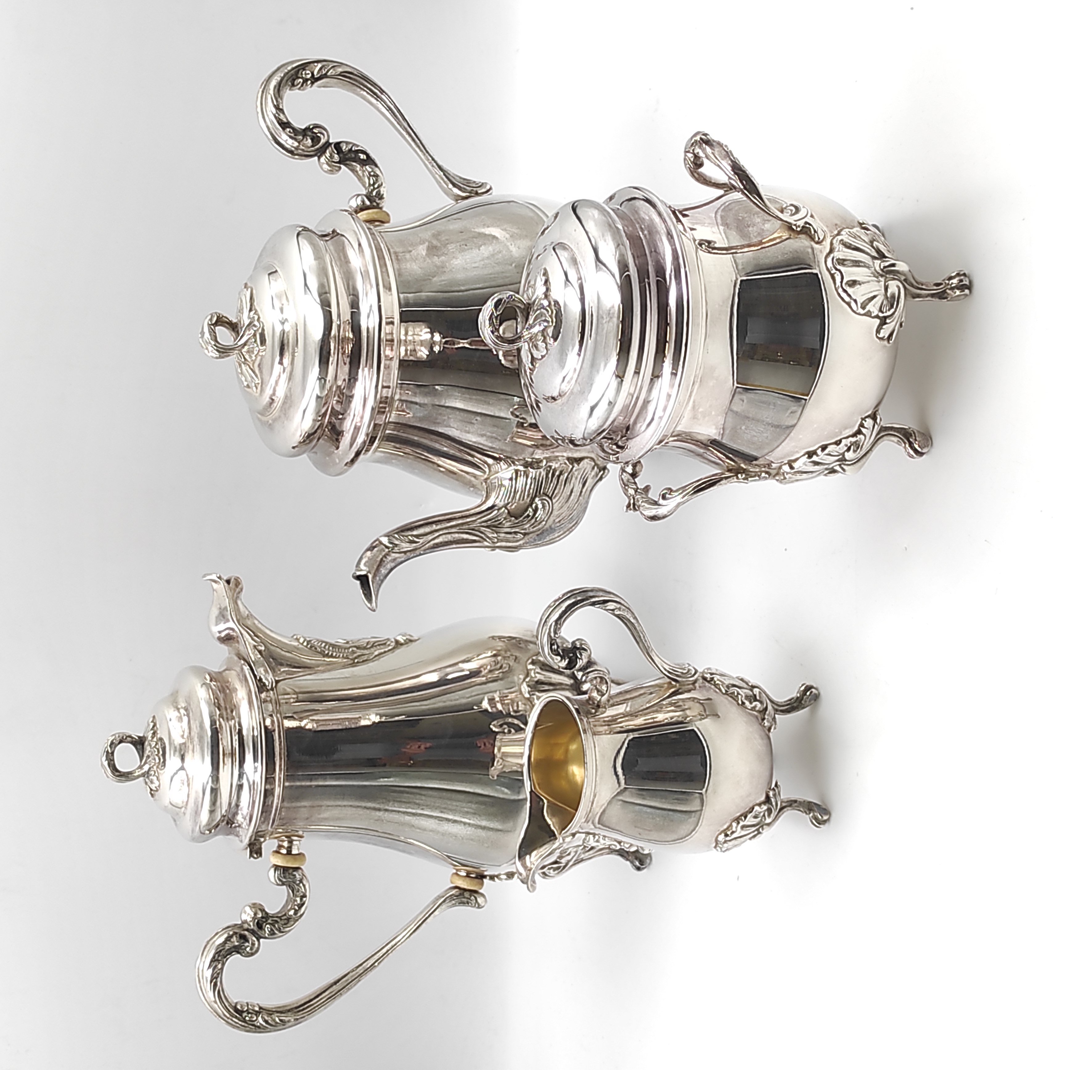 4 PIECES DE FORME EN METAL ARGENTE 