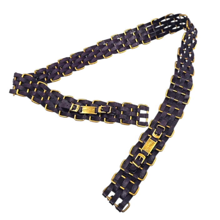CHANEL CEINTURE EN CUIR VIOLET ET METAL DORE CIRCA 2001 L. 87 CM