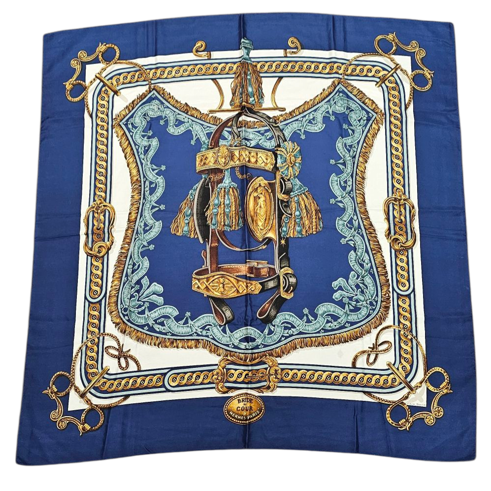 HERMES CARRE BRIDE DE COUR DE F. DE LA PERRIERE FOND BLEU (TACHE + ACCROC)