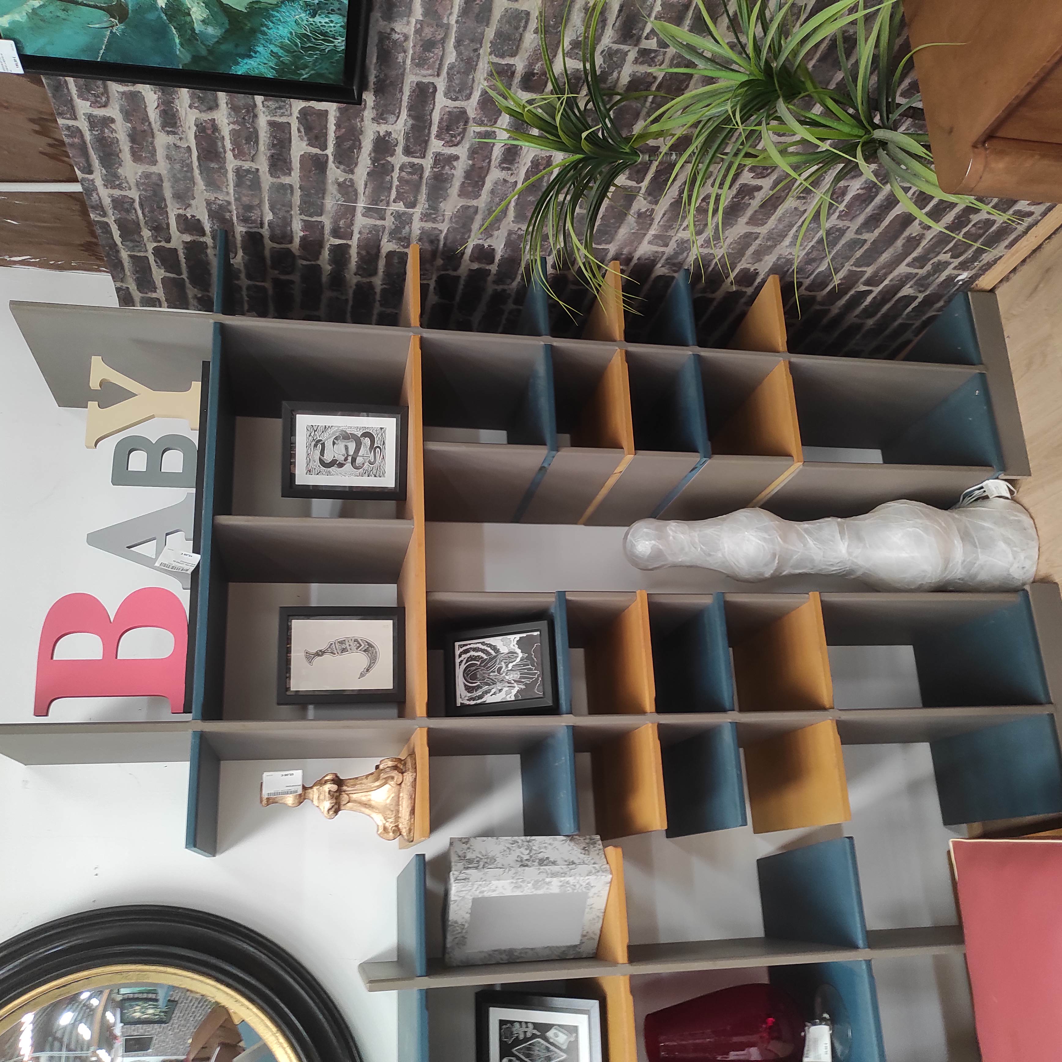 GRANDE BIBLIOTHEQUE DLG DE MEMPHIS         L 126 X l 45 X H 222 CM