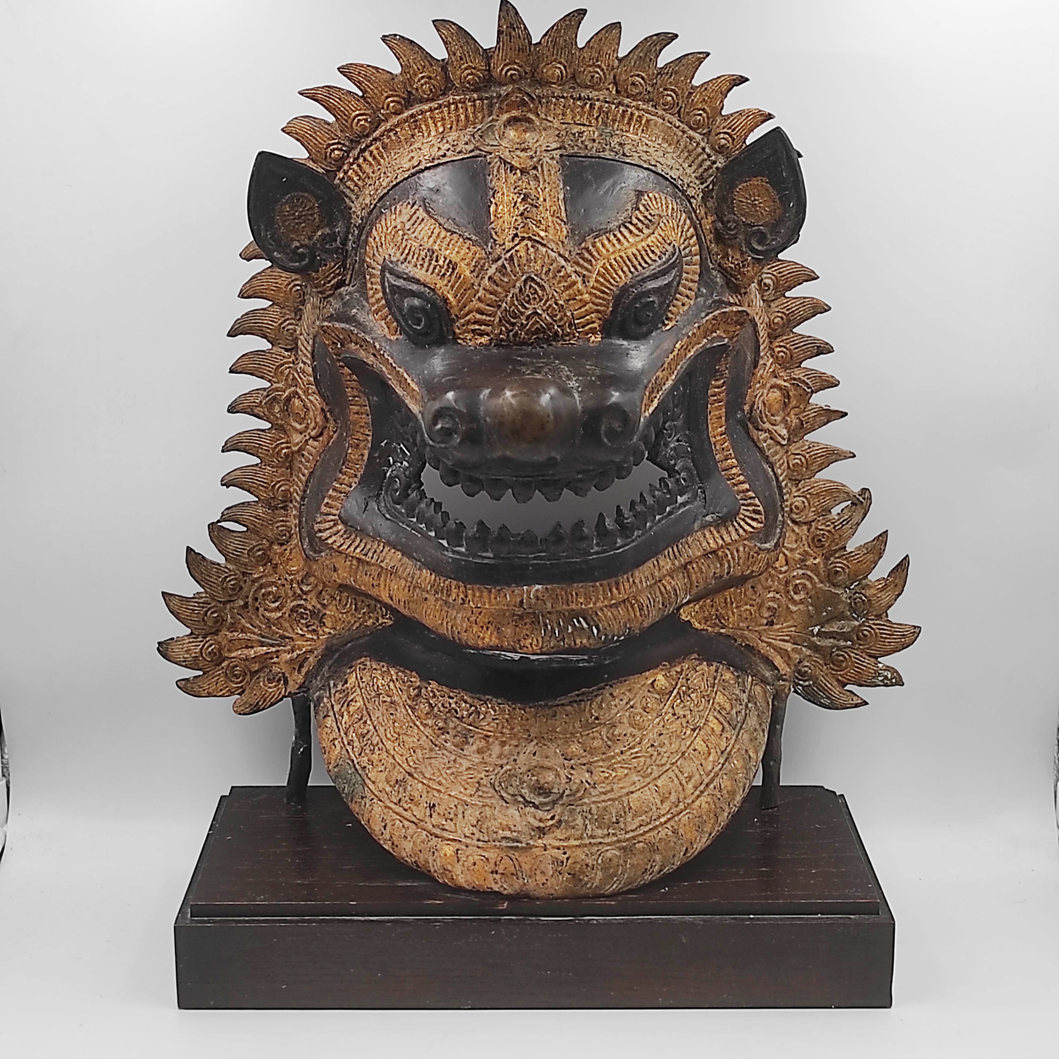 MASQUE EN BRONZE DE LION ORIENTAL 46 x 39 CM