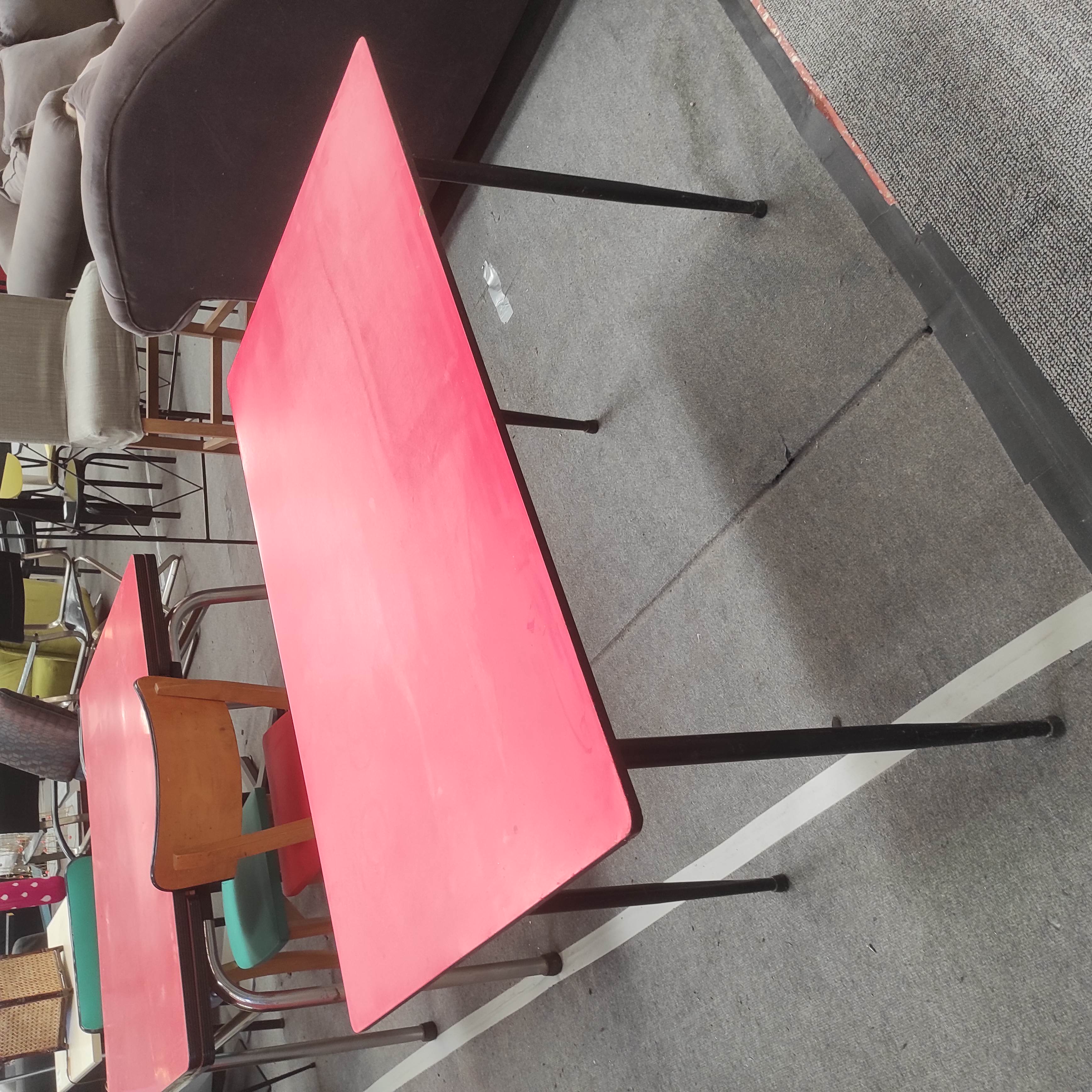 TABLE ROUGE EN FORMICA 108/73/68 CM
