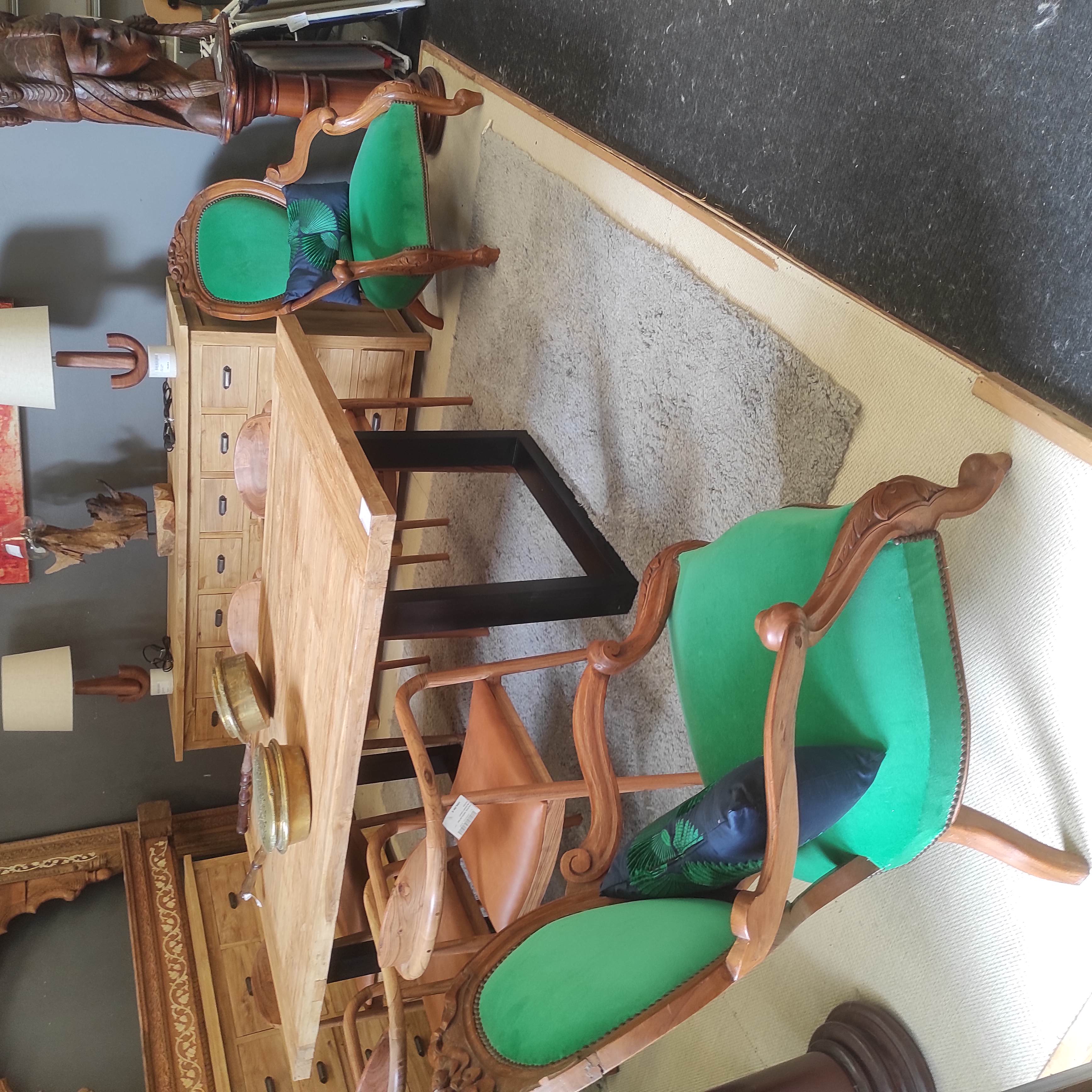 PAIRE DE SIEGES TISSU VERT STYLE COLONIAL EN TECK 63/94/70 CM