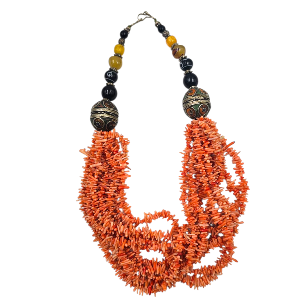 COLLIER ETHNIQUE A BRINS DE CORAIL AVEC PERLES ANCIENNES ET ELEMENTS ORIENTAUX
