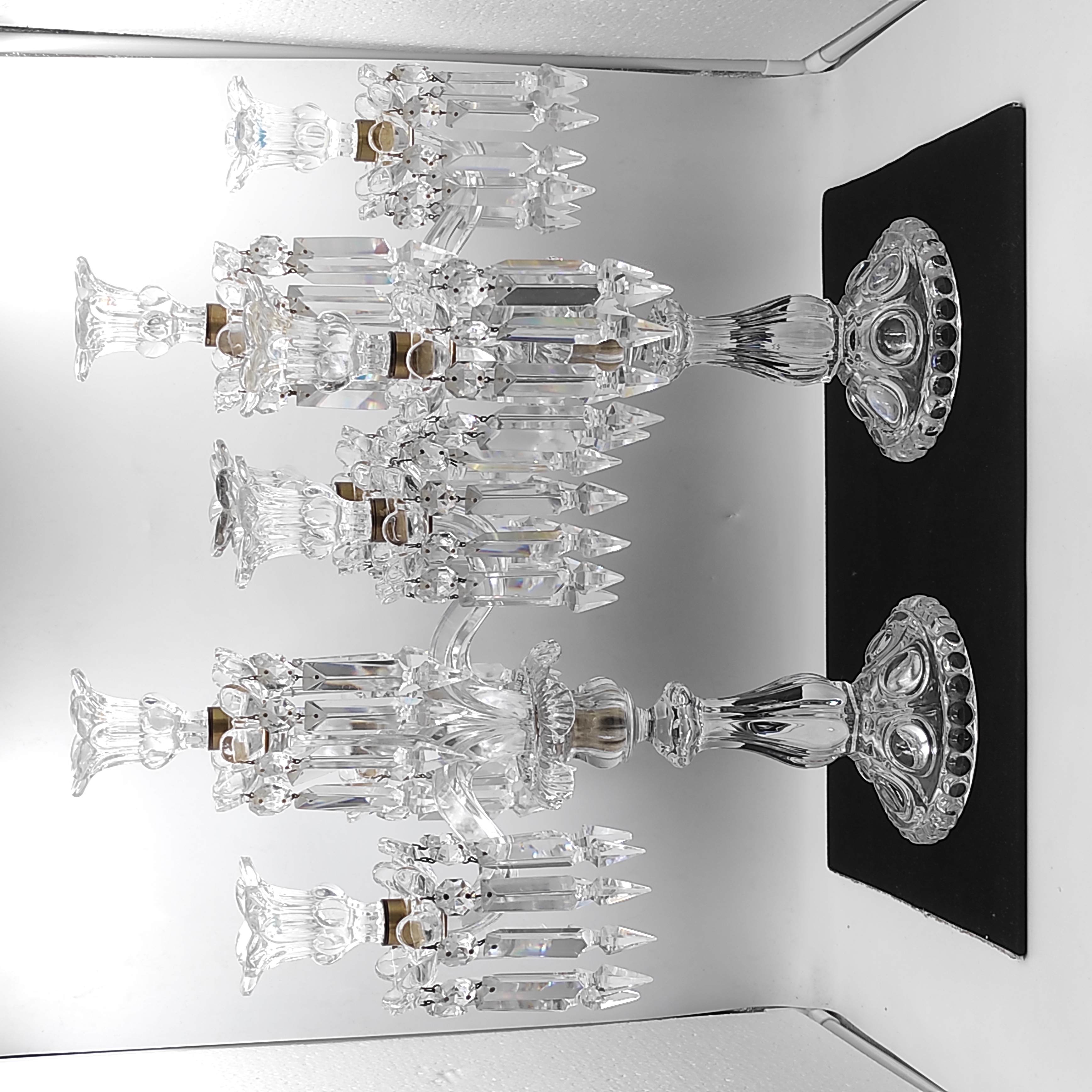 BACCARAT PAIRE DE CHANDELIERS  4 LUMIERES EN CRISTAL 28/47 CM (LEGERS ACCIDENTS)