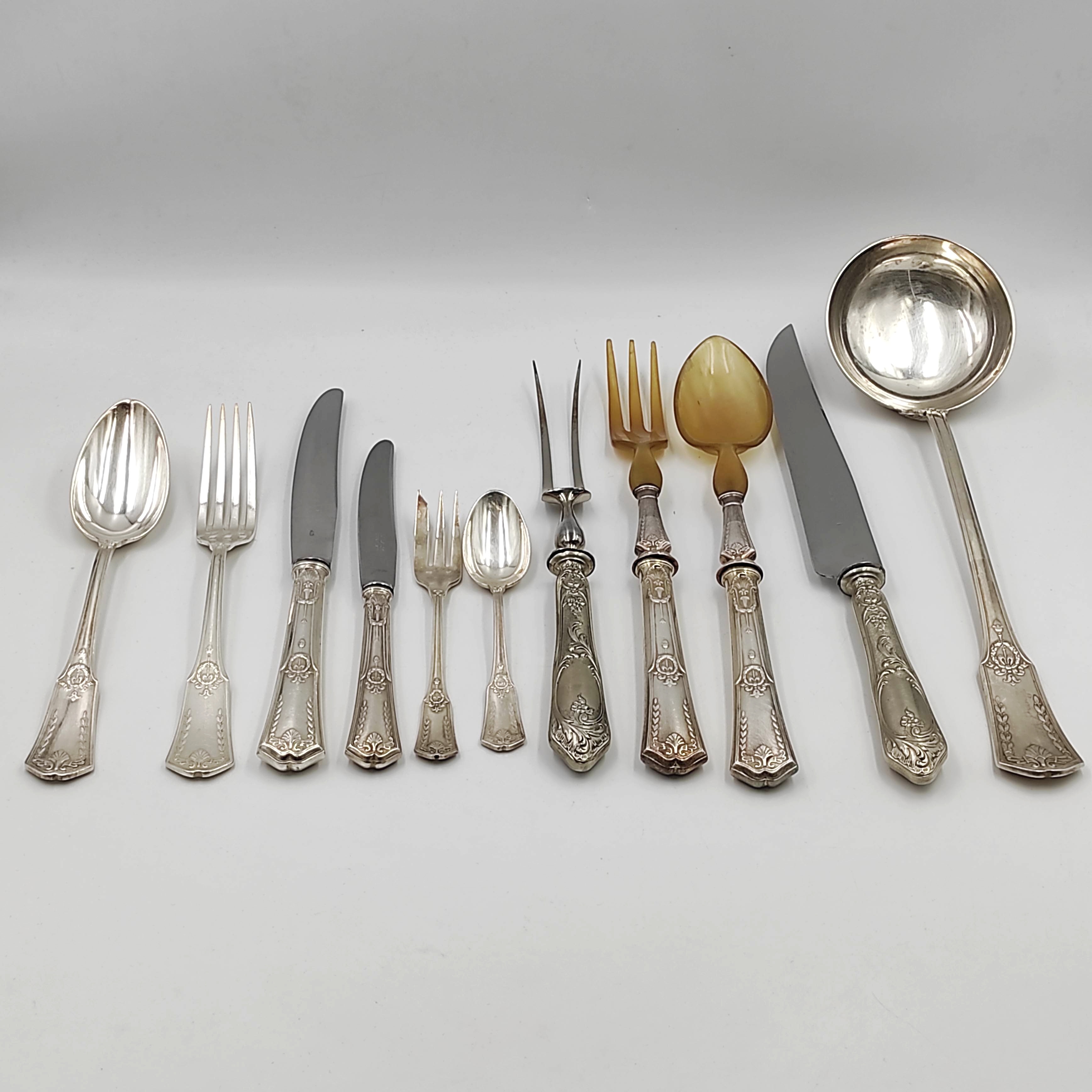 SFAM MENAGERE 9 COUVERTS (59 PIECES) EN METAL ARGENTE + BOITE
