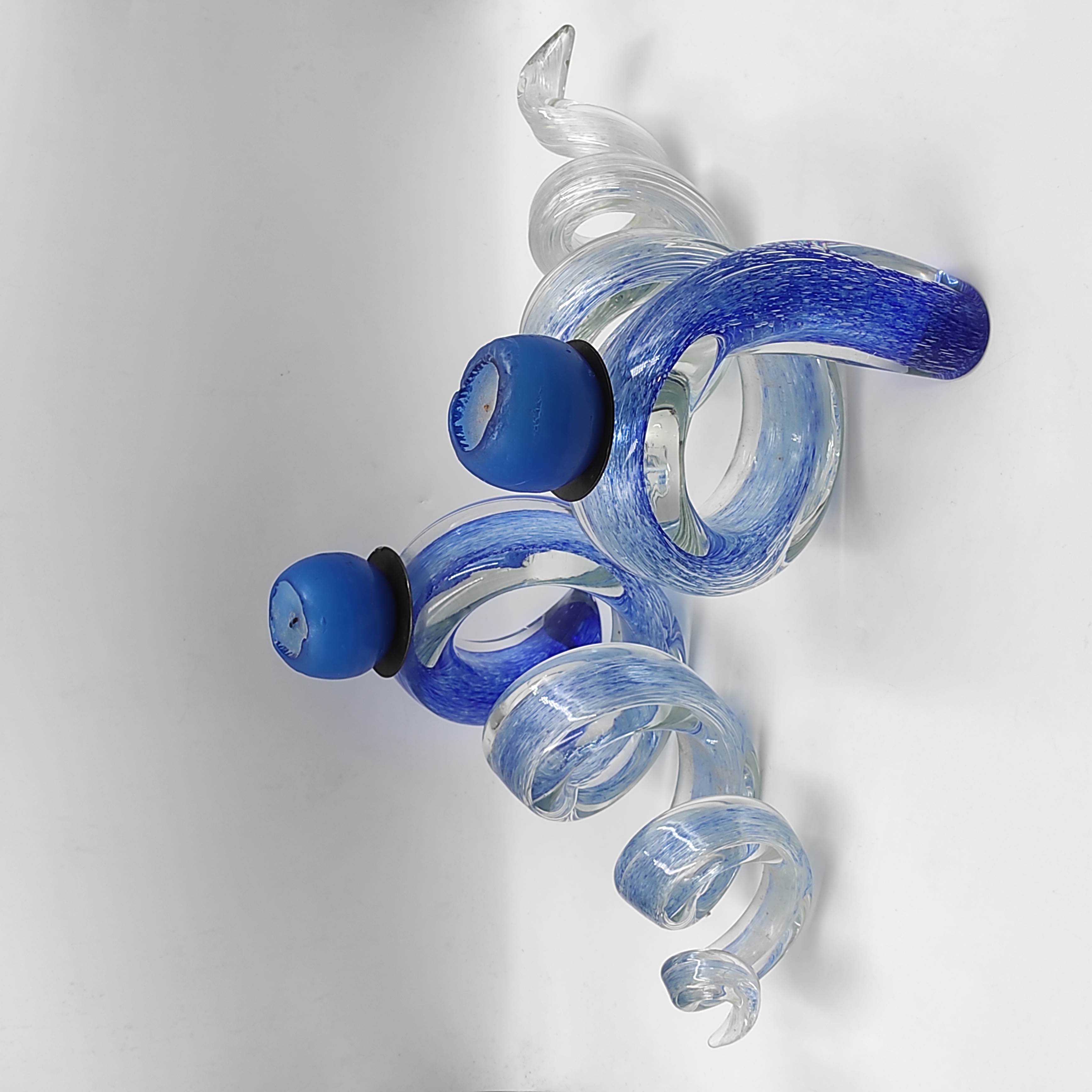 PAIRE DE BOUGEOIRS SERPENTINS EN VERRE BLEU 32 x 15 x 13 CM