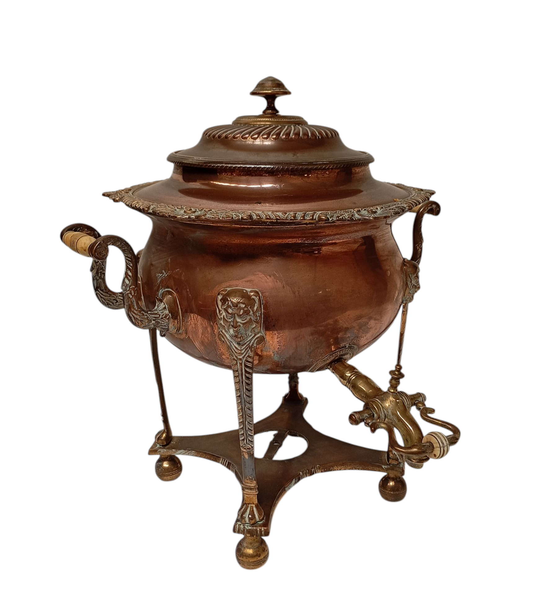 SAMOVAR EN CUIVRE ET LAITON A DECOR DE TETES DE FAUNES 40 X 38 X 36 CM