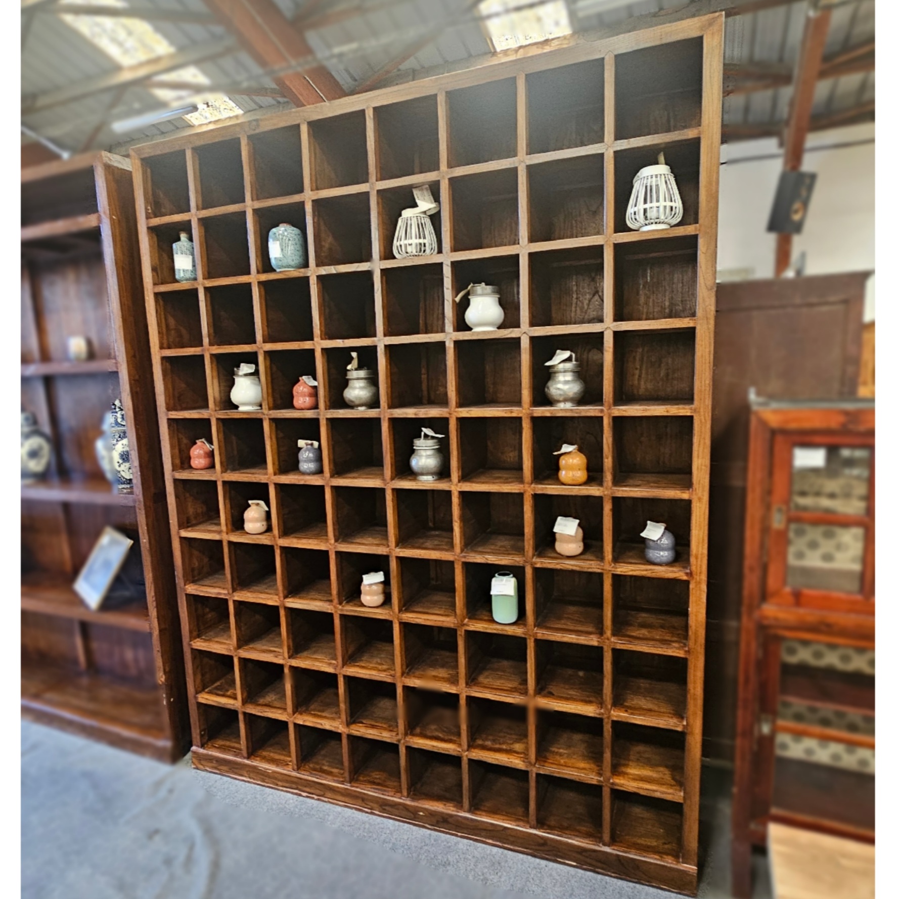 IMPORTANTE ETAGERE A 80 COMPARTIMENTS  250 x 200 x 35 CM
