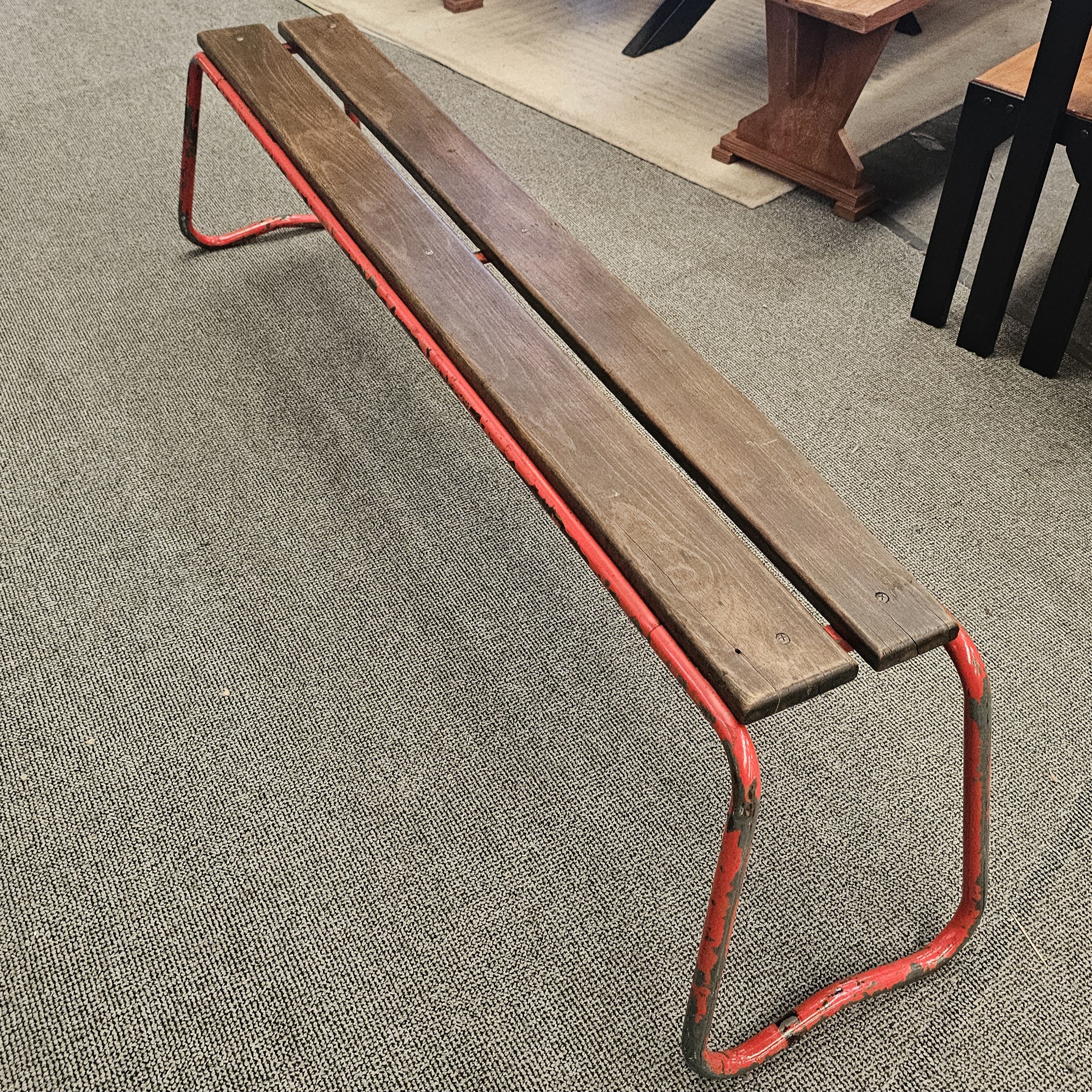 BANC D ECOLIER ASSISE BOIS VERNIS PIETEMENT ROUGE PATINE 176/160x28x45CM