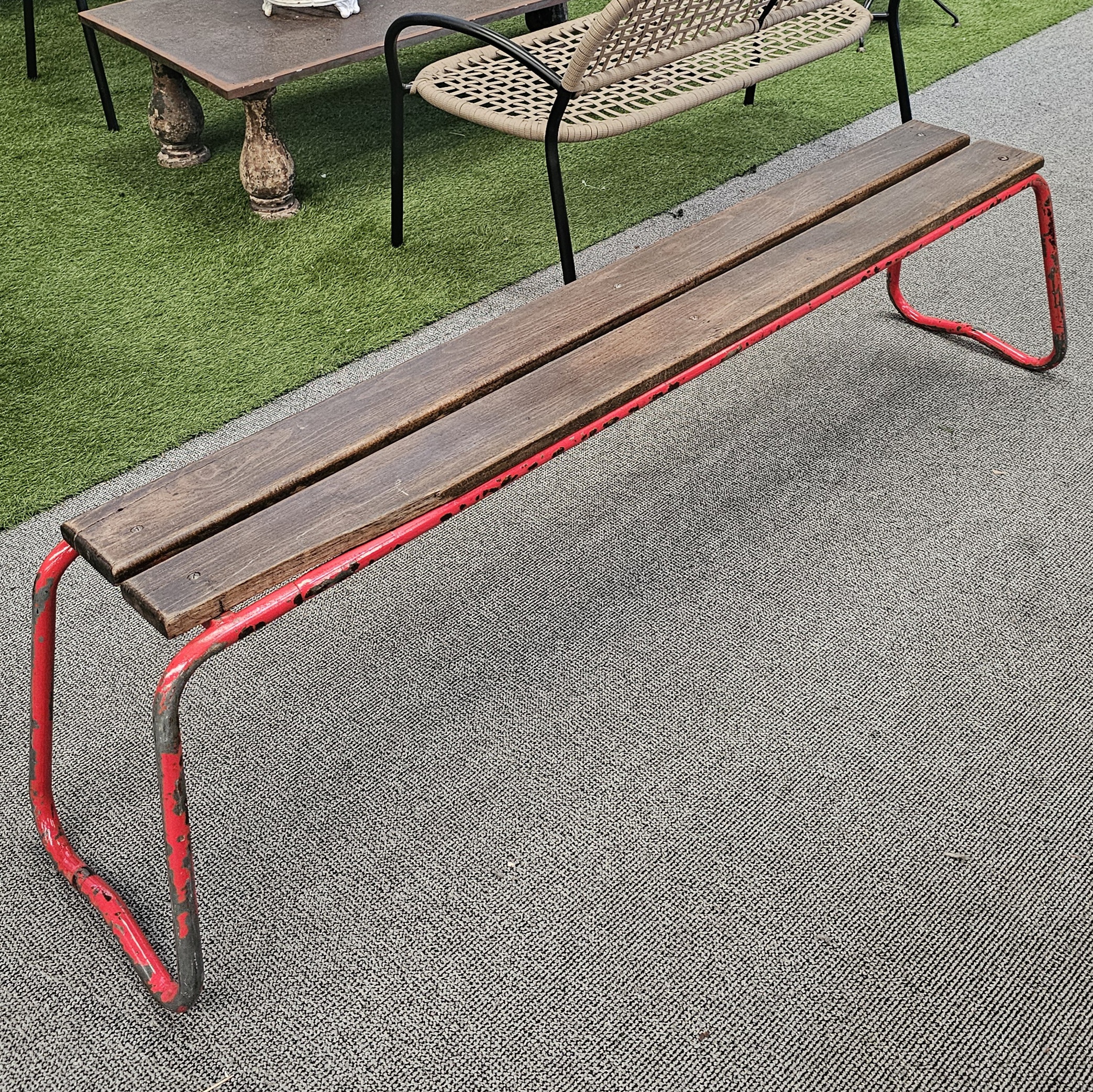 BANC D ECOLIER ASSISE BOIS VERNIS PIETEMENT ROUGE PATINE 176/160x28x45CM