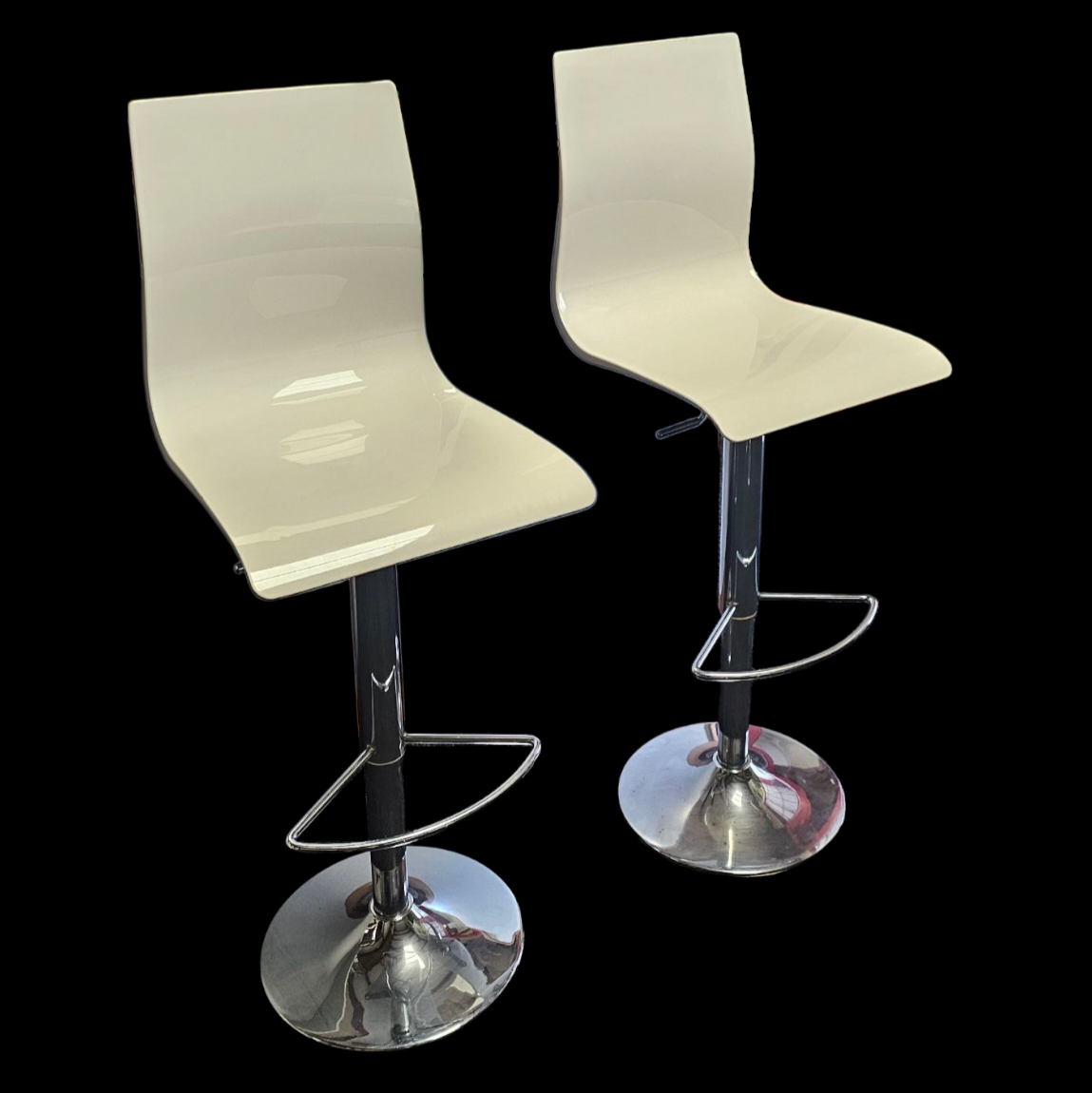 PAIRE DE TABOURETS CONTEMPORAINS BLANCS