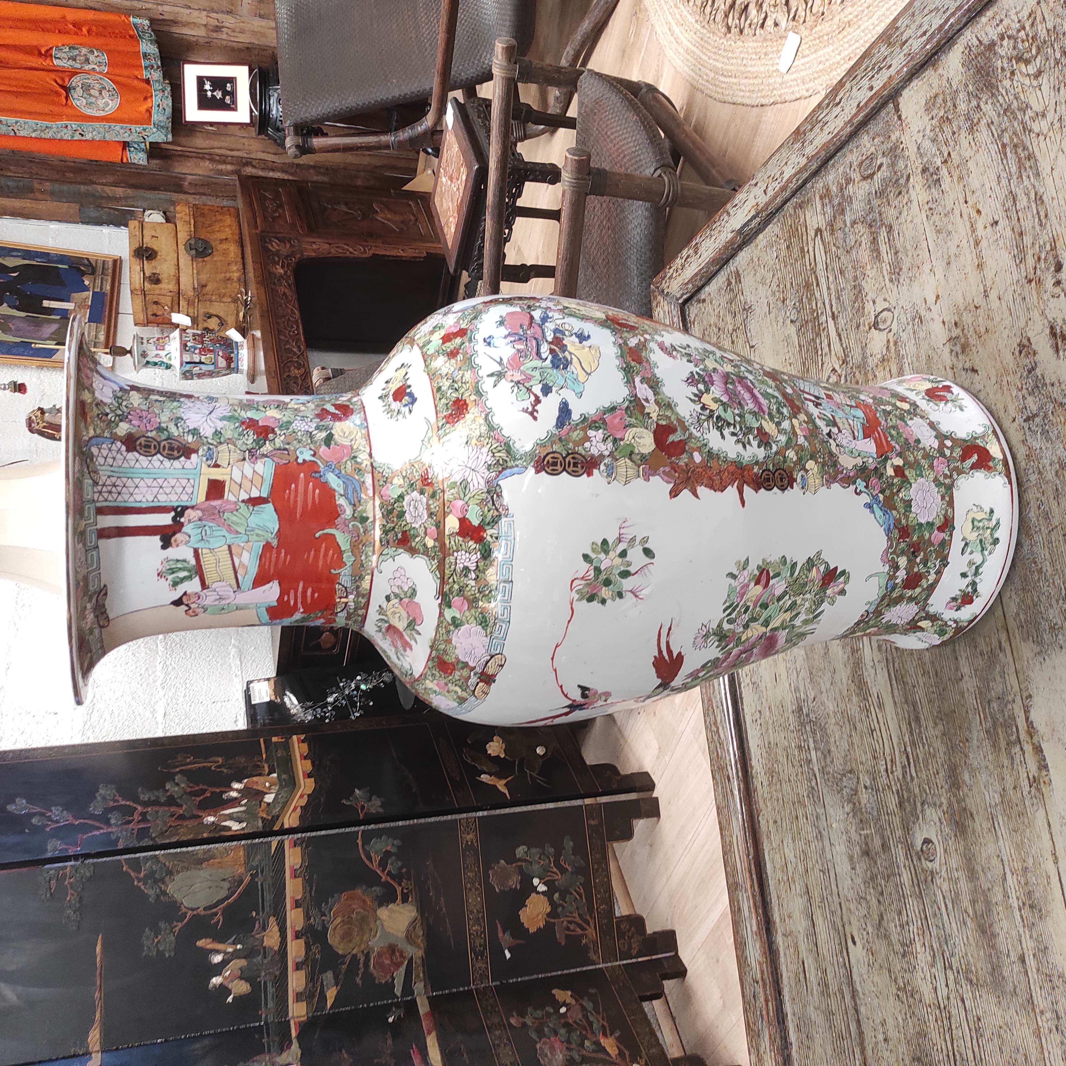 GRANDE VASE CHINOIS EN PORCELAINE A DECOR DE SCENES DE VIE