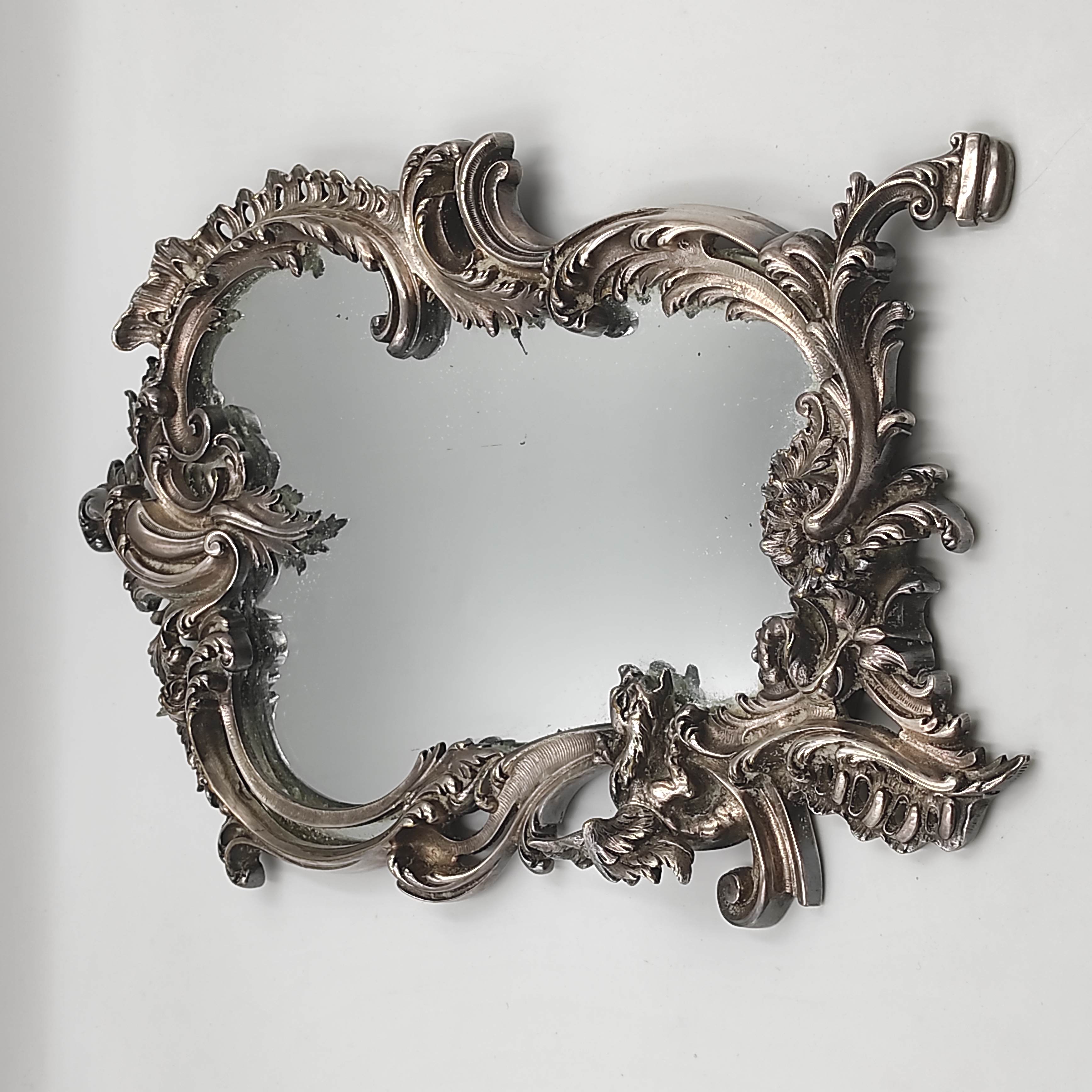 MIROIR ROCAILLE EN METAL ARGENTE A DECOR DE GRIFFON 44 x 27 CM