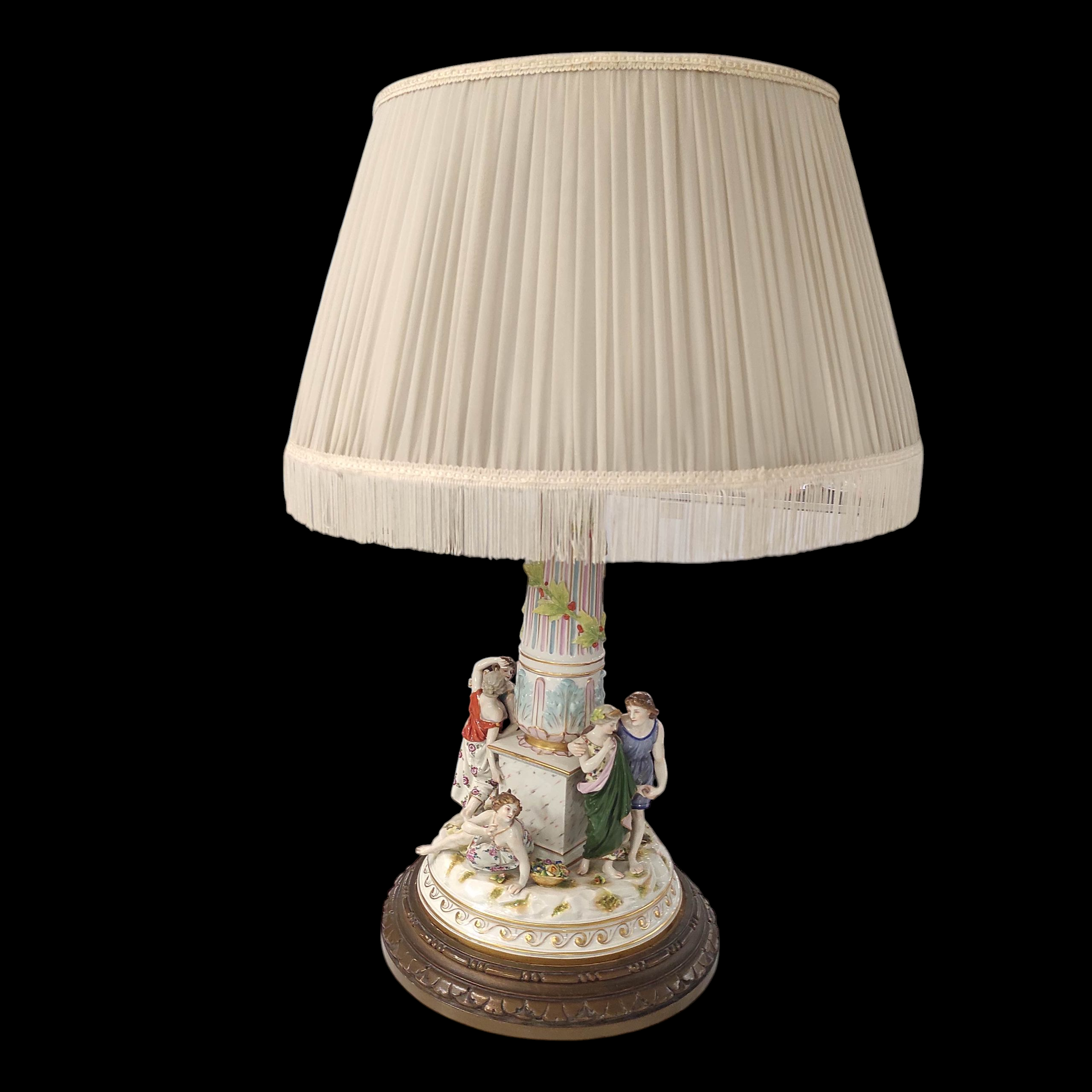 LAMPE EN PORCELAINE A DECOR DE BACCHANALE 83 x 50 CM