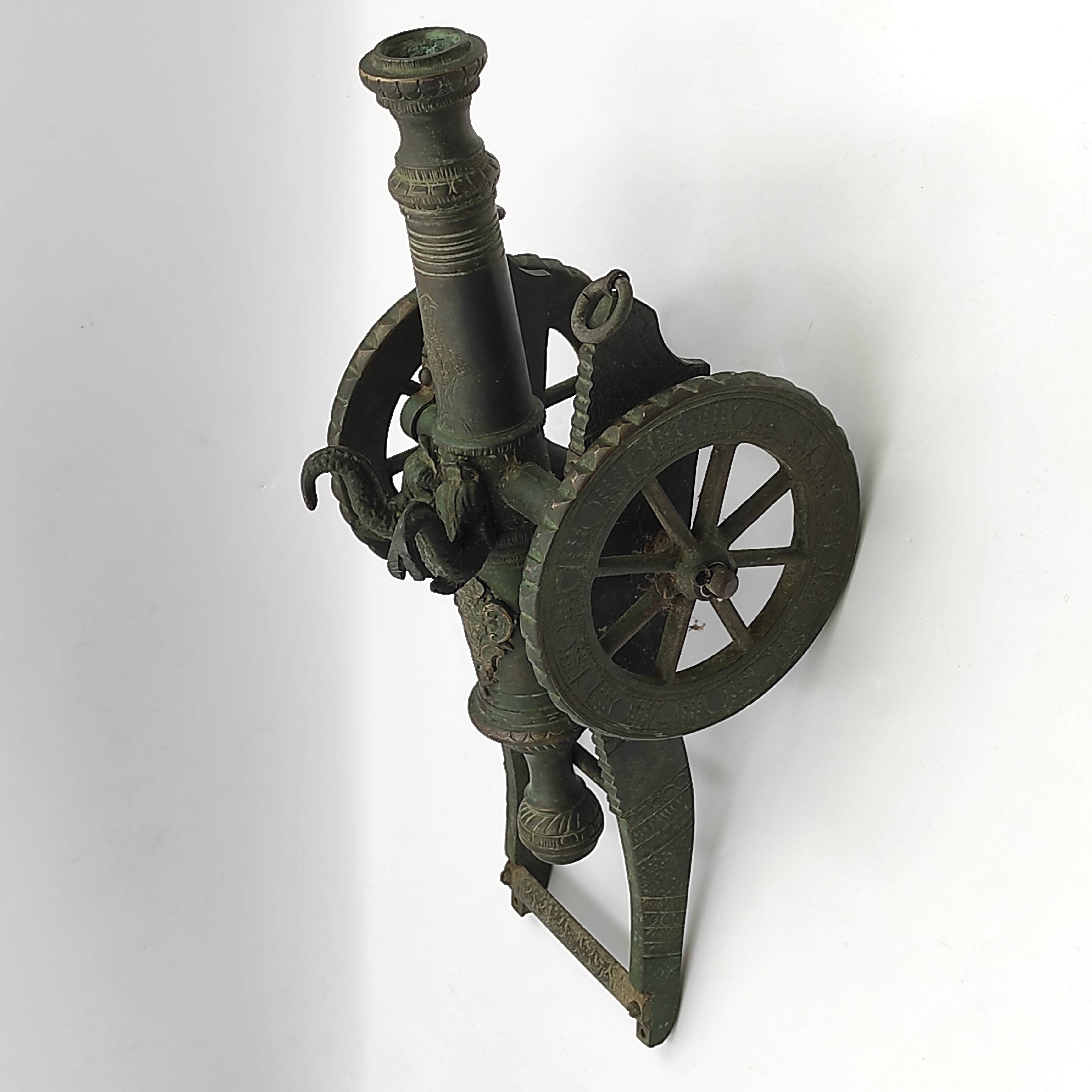 CANON EN BRONZE A DECOR DE DAUPHINS