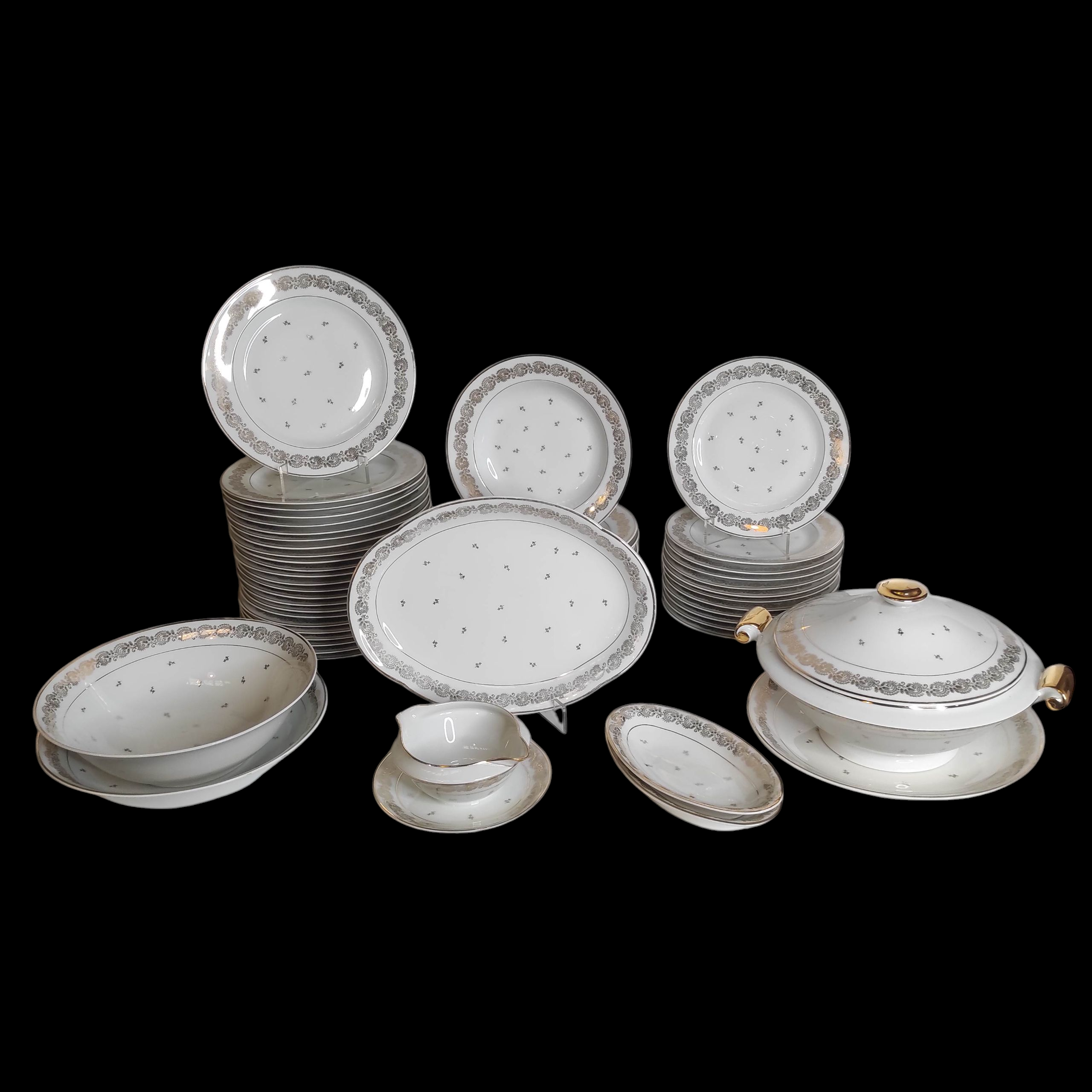 LIMOGES SERVICE DE TABLE 56 PIECES PORCELAINE BLANCHE DENTELLE DOREE (2 ECLATS)