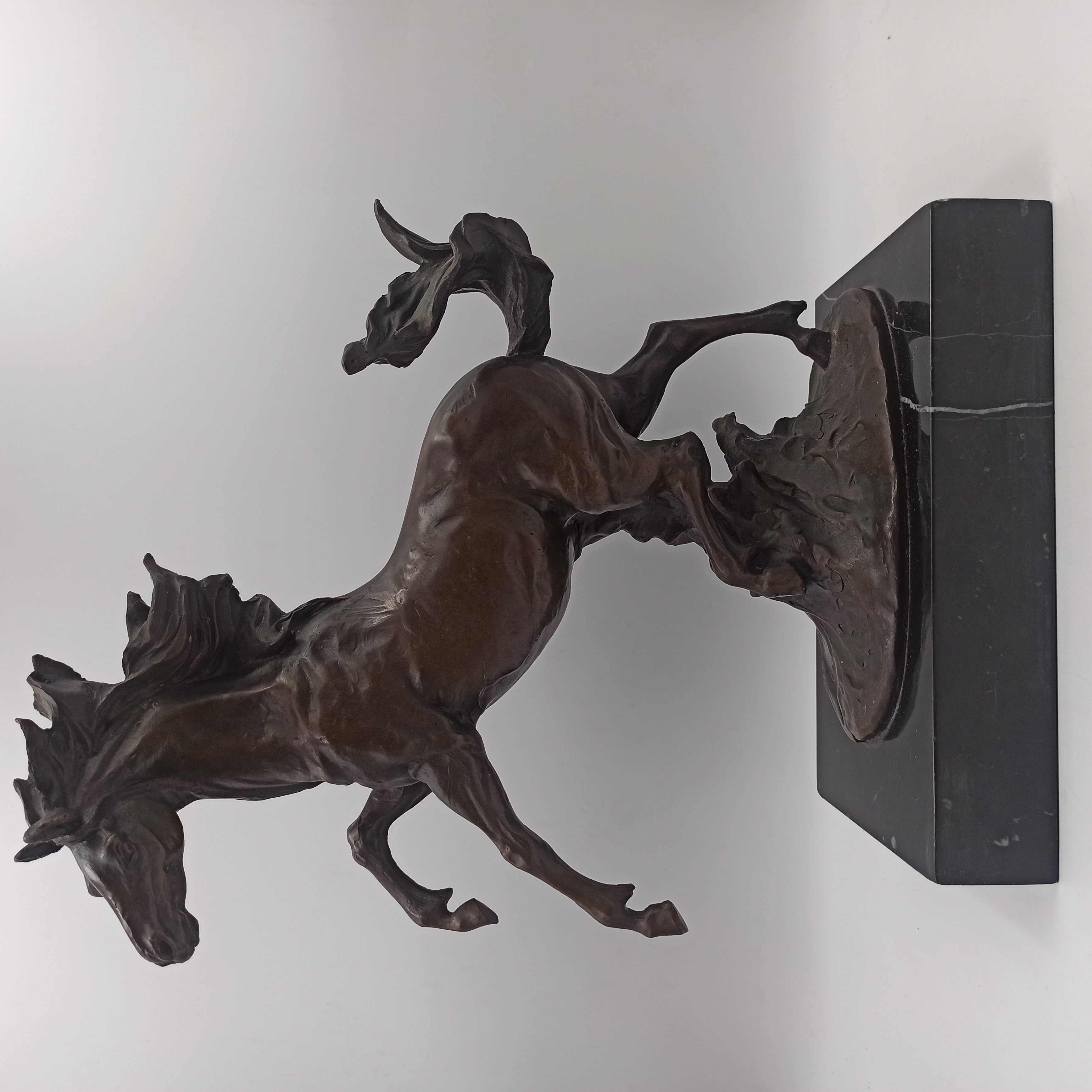 CHEVAL EN BRONZE SUR SOCLE EN MARBRE NOIR 34 x 27 x 13 CM