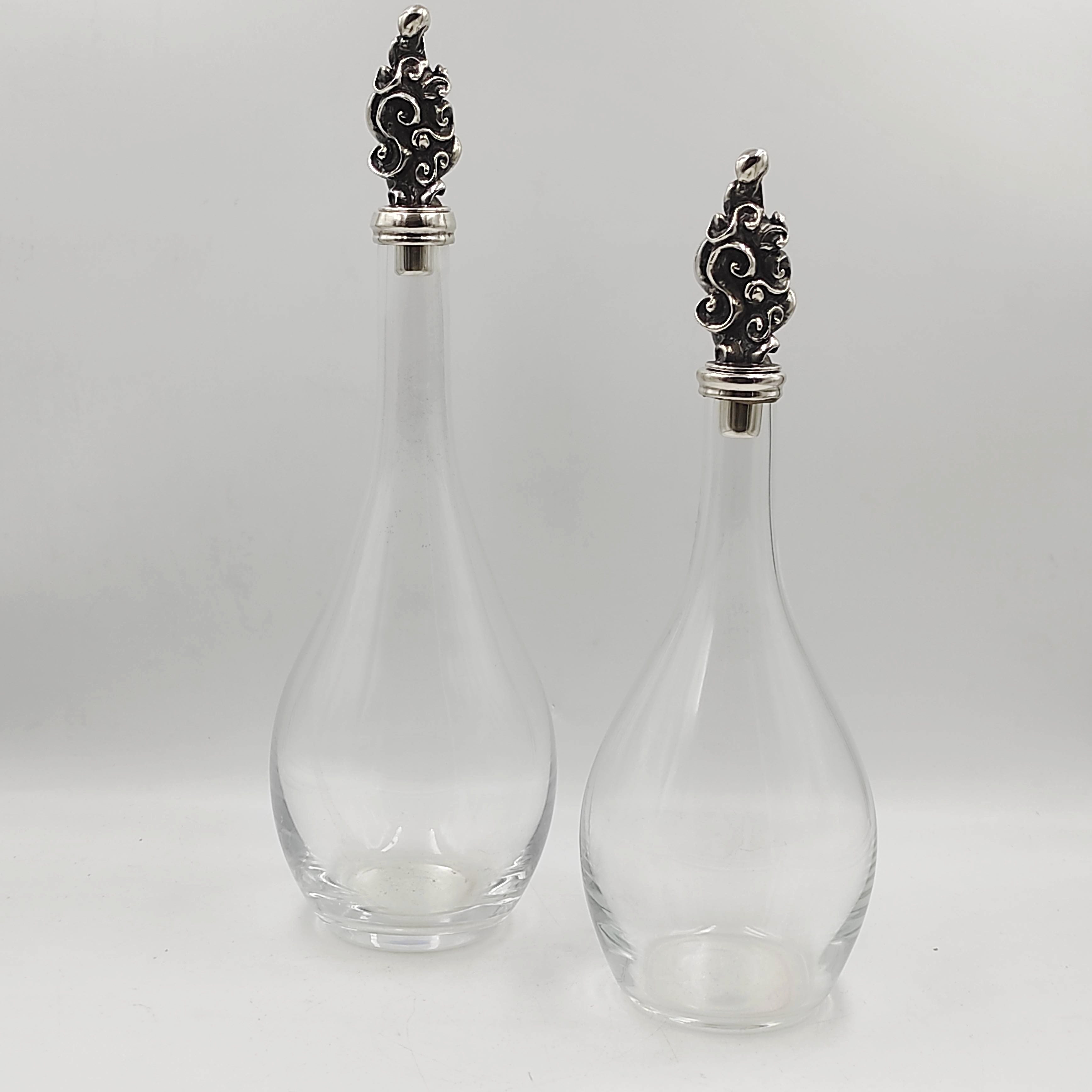 JEAN BOGGIO PAIRE DE CARAFES EN CRISTAL ET METAL ARGENTE