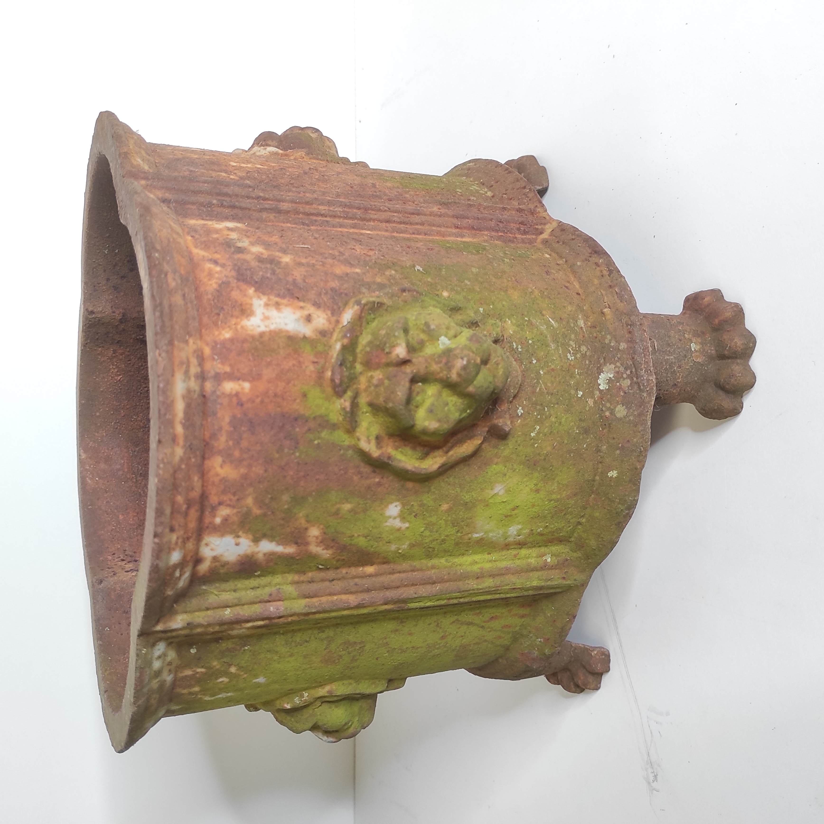 IMPORTANT CACHE POT EN FONTE QUADRILOBE 30 x 26 CM