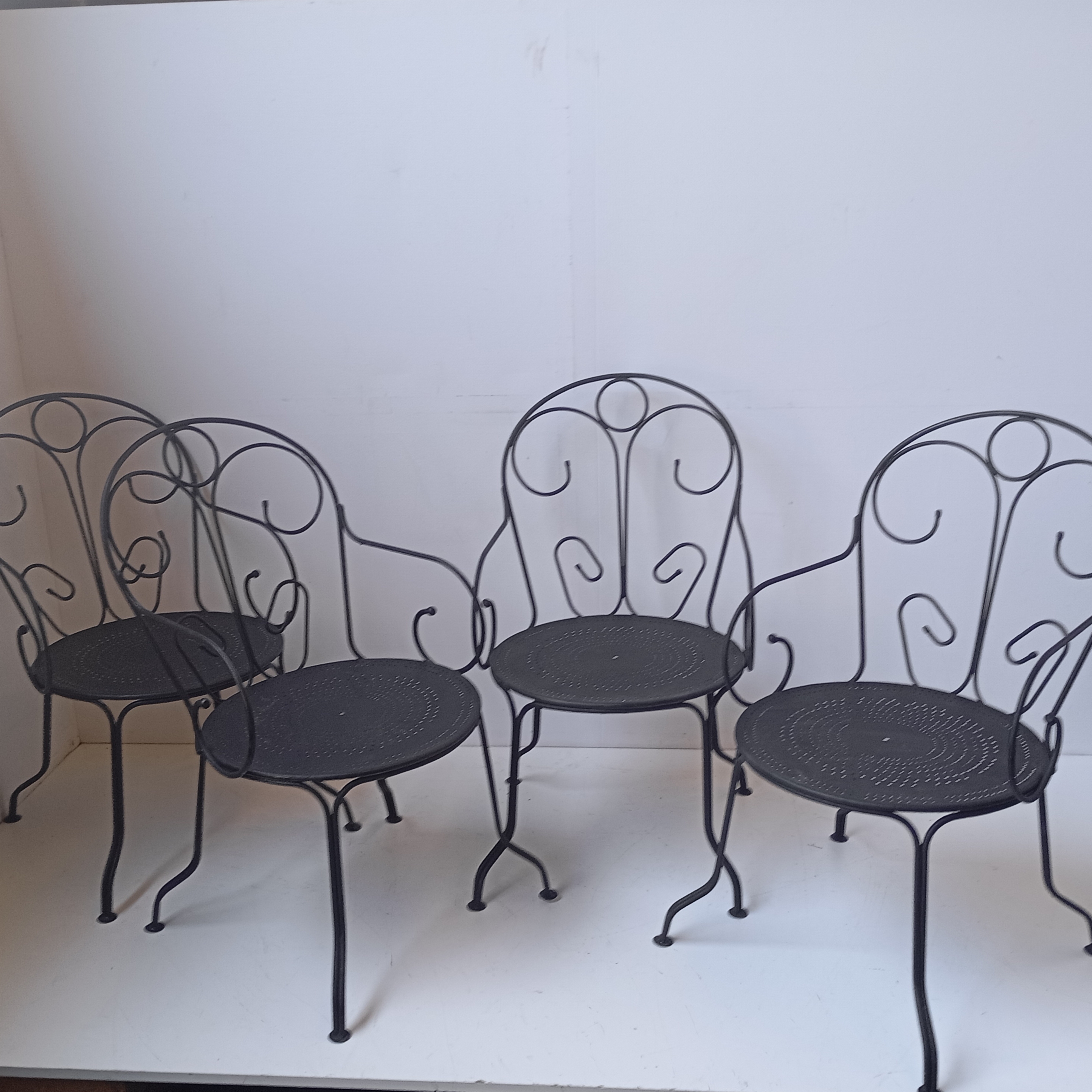4 CHAISES EN TOLES NOIRES 