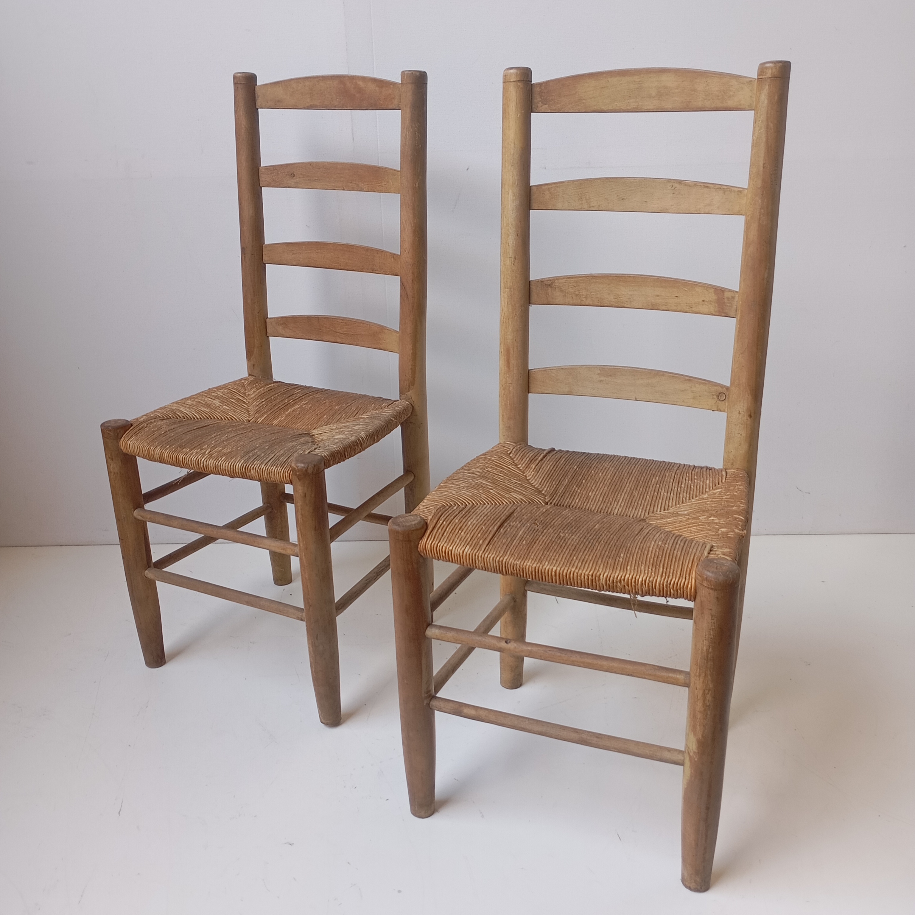 PAIRE DE CHAISES DLG DE CHARLOTTE PERRIAND 