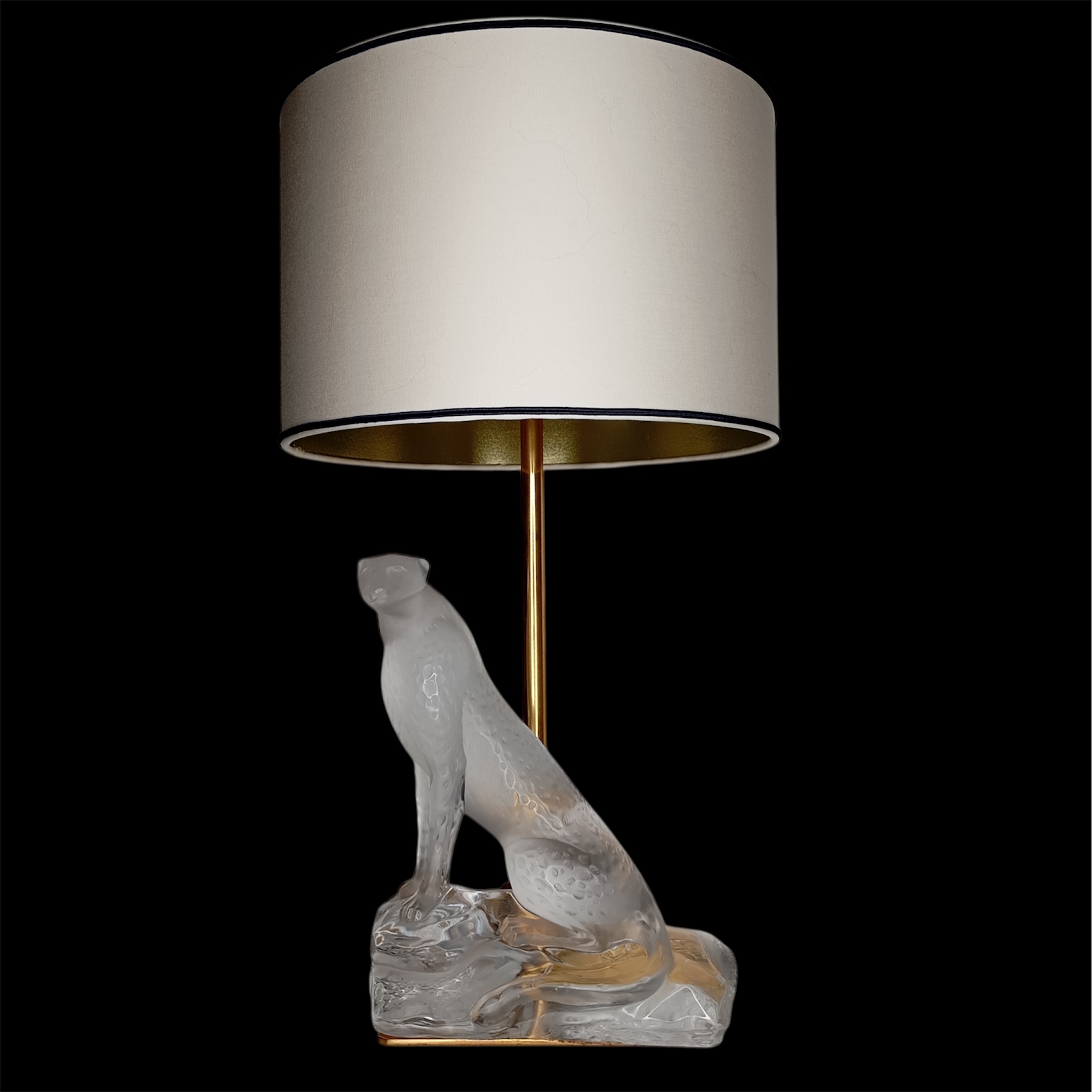 LALIQUE LAMPE TANCREDE GUEPARD SUR UN ROCHER H 52 CM