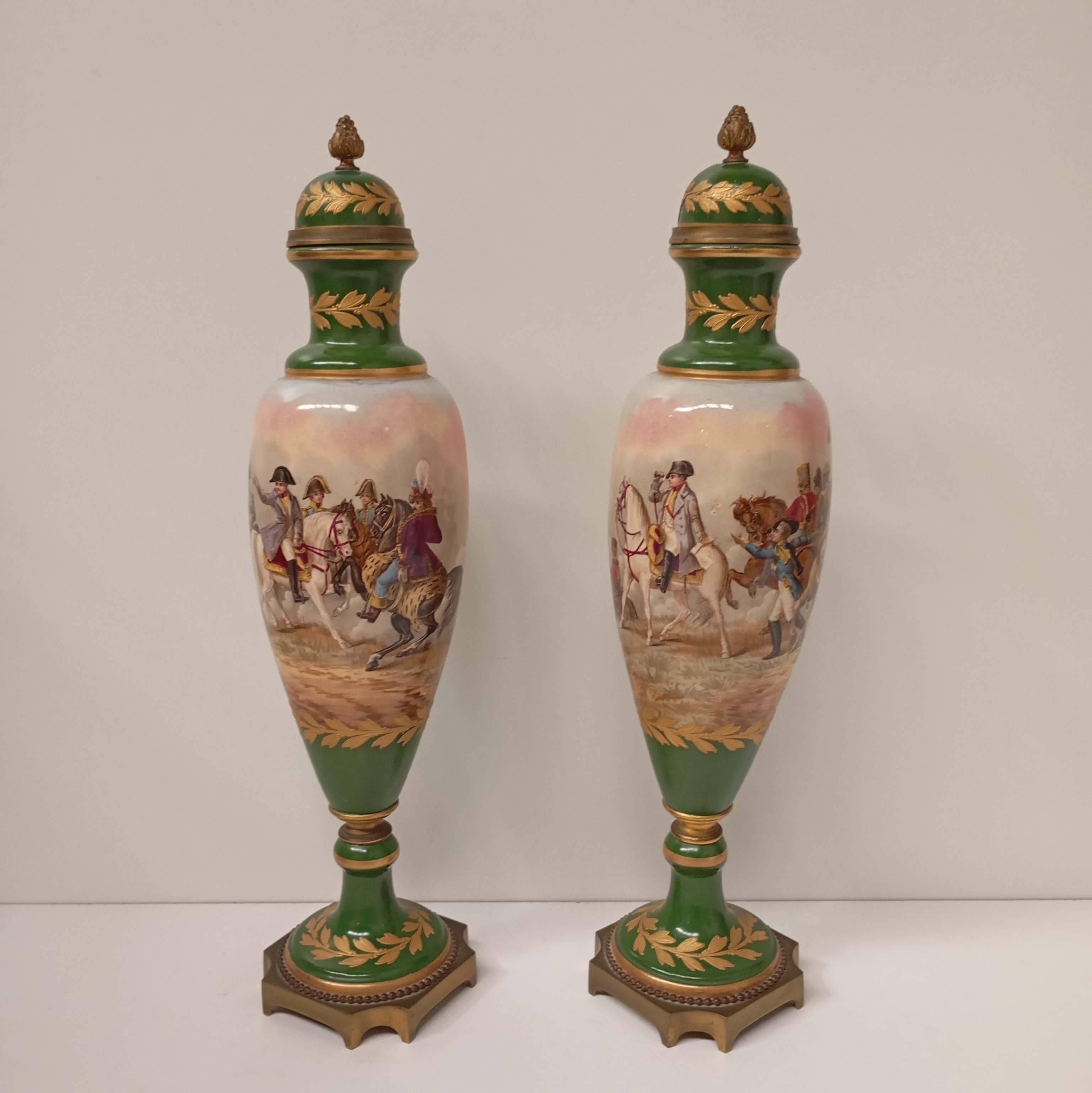 MANUFACTURE IMPERIALE DE SEVRES PAIRE D URNES NAPOLEONIENNES EN L ETAT H 41 CM