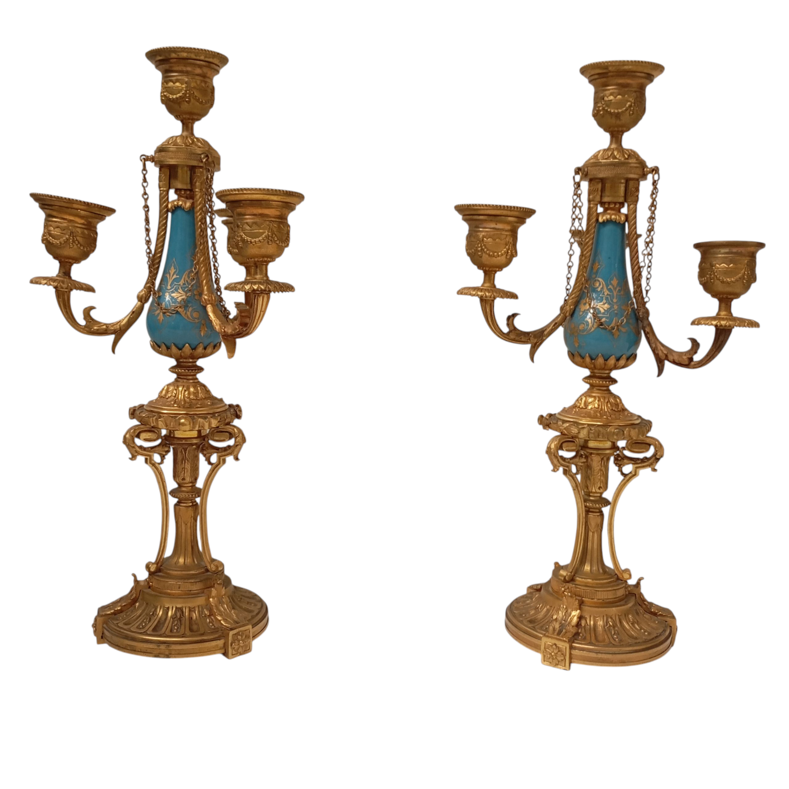 PAIRE DE CHANDELIERS EN BRONZE ET PORCELAINE BLEUE H 33 CM