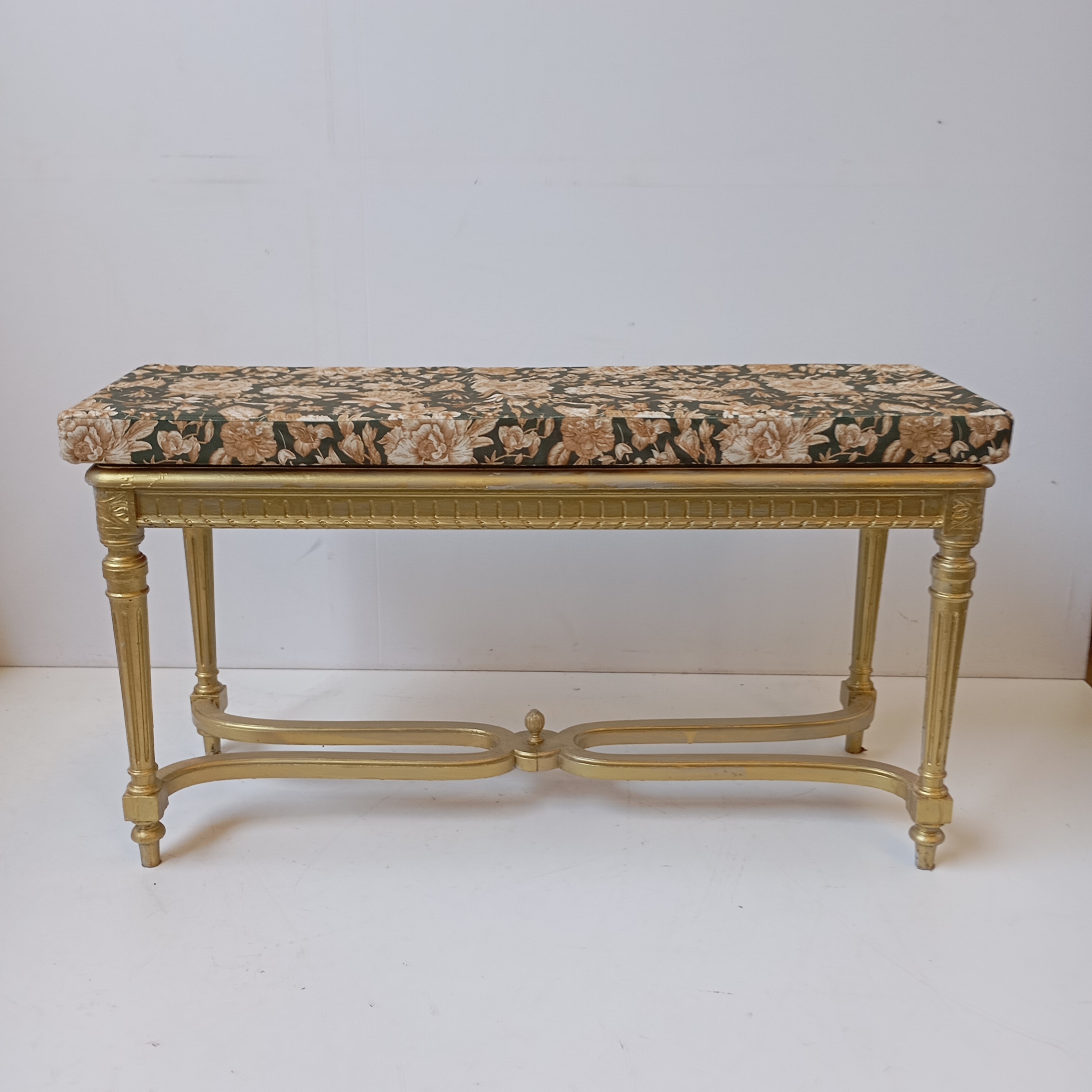 BANQUETTE DOREE DE STYLE LOUIS XVI 100X53X38 CM