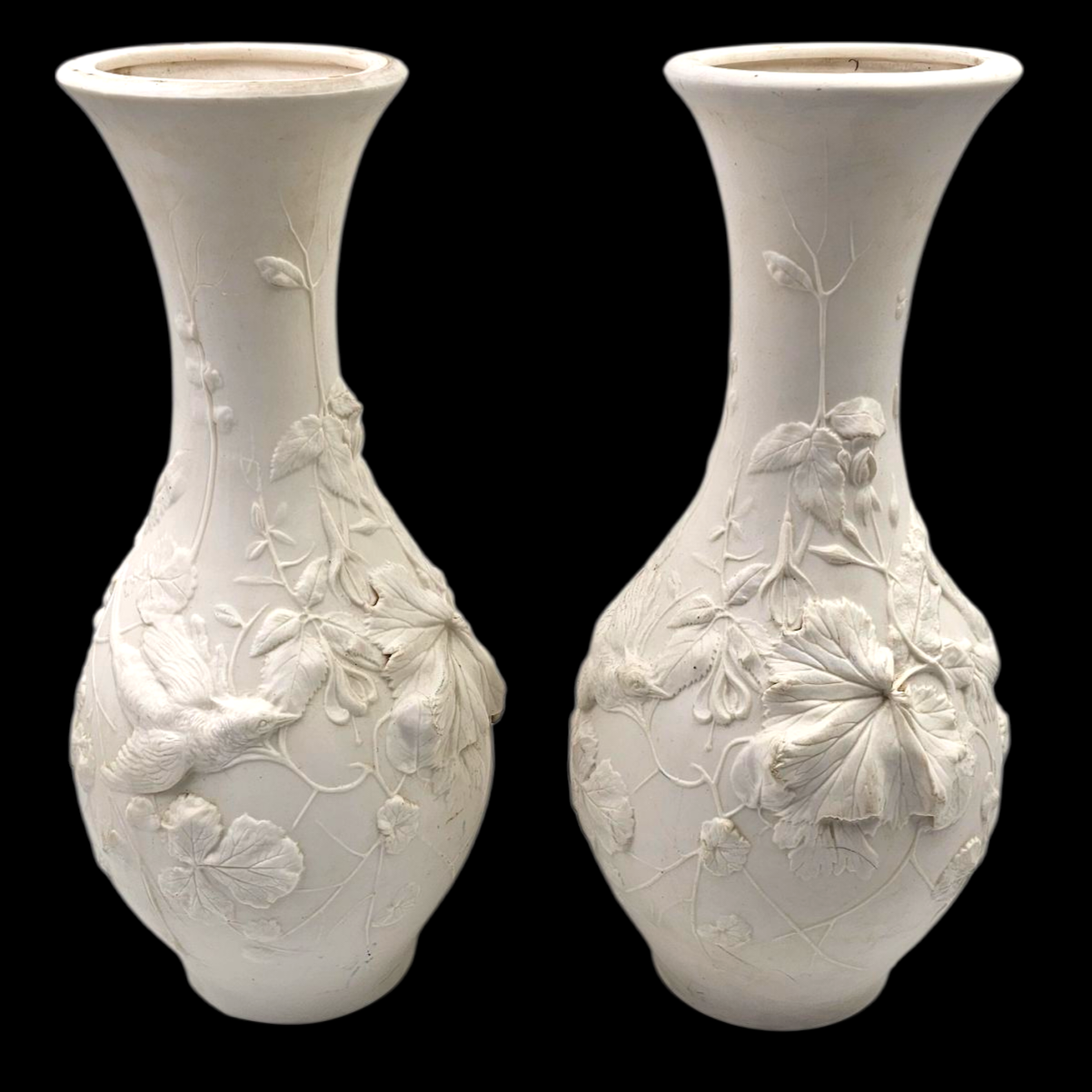 PAIRE DE VASES EN BISCUIT A DECOR D OISEAUX H 36 CM
