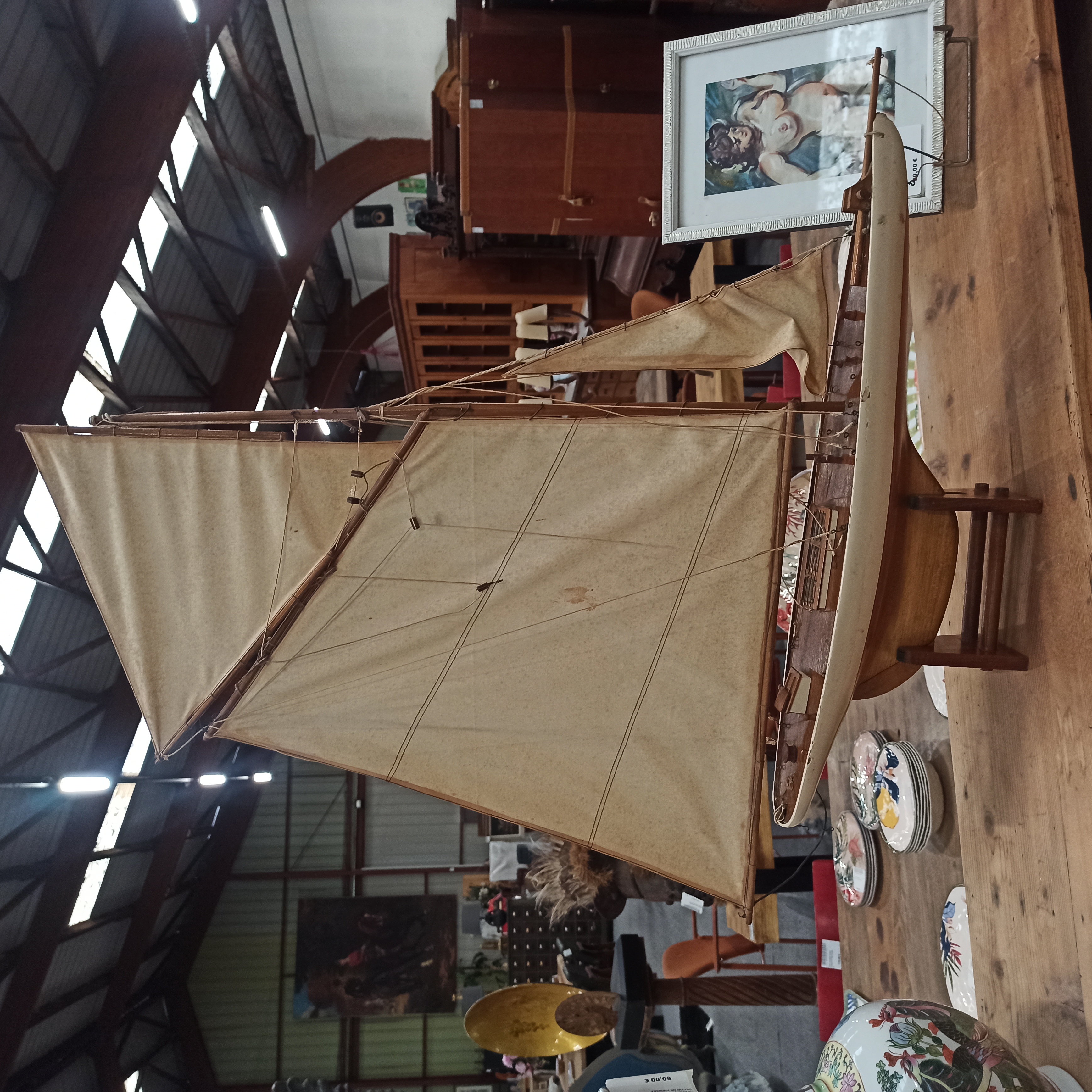 VOILIER EN BOIS SUR SON SUPPORT 92 x 82 CM