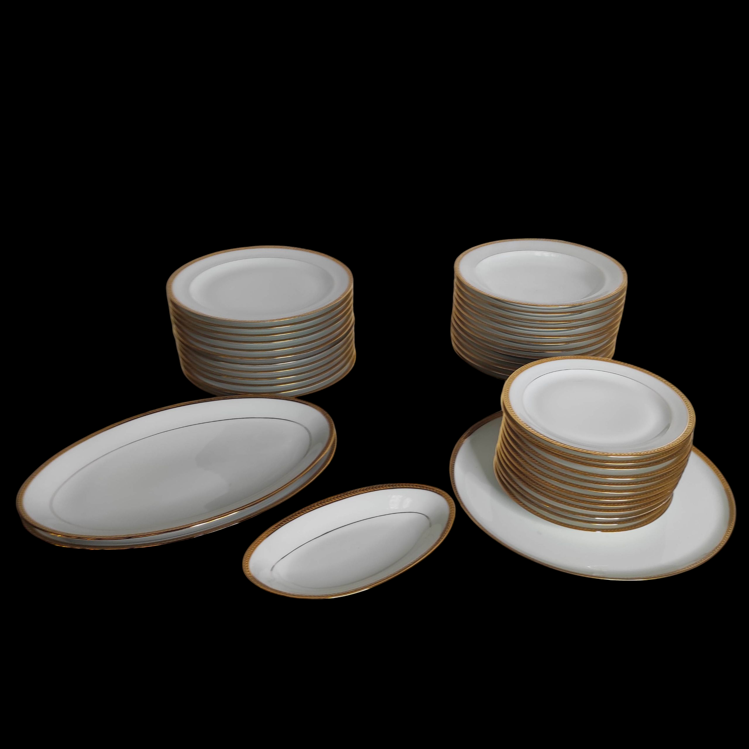 LIMOGES SERVICE DE TABLE EN PORCELAINE BLANCHE A LISERE OR