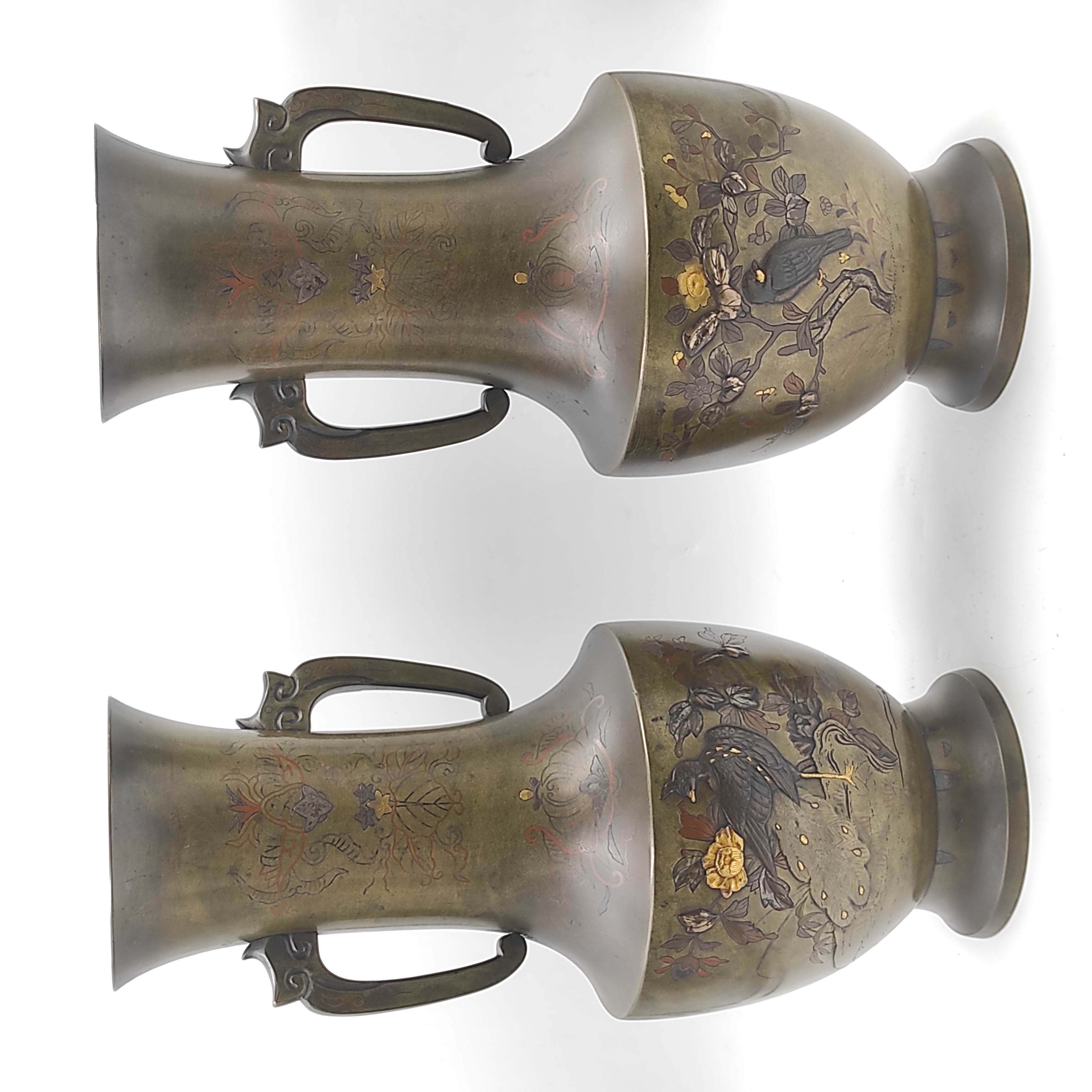 PAIRE DE VASES JAPONAIS EN BRONZE A DECOR D OISEAU H 34 CM