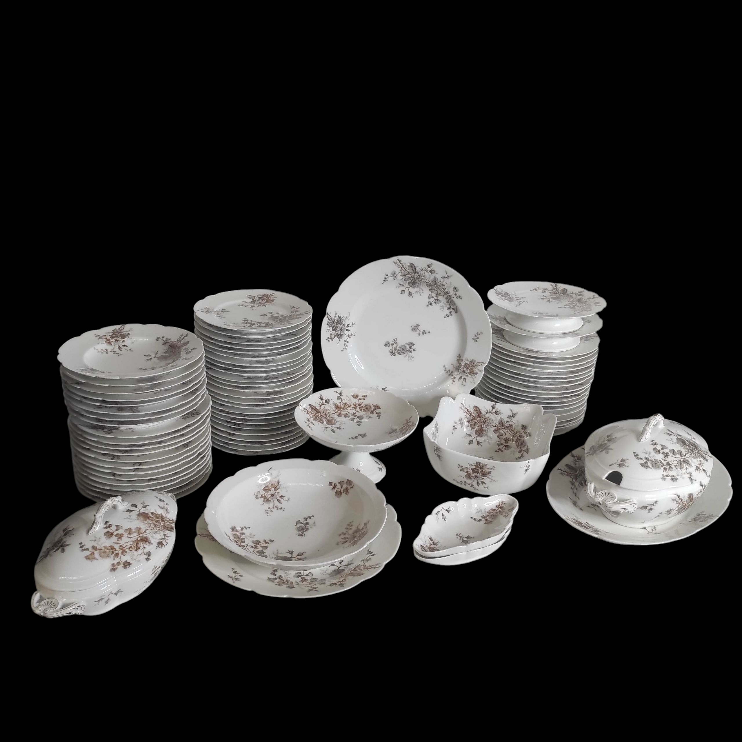PORCELAINE DE VIERZON IMPORTANT SERVICE DE TABLE A DECOR DE FLEURS