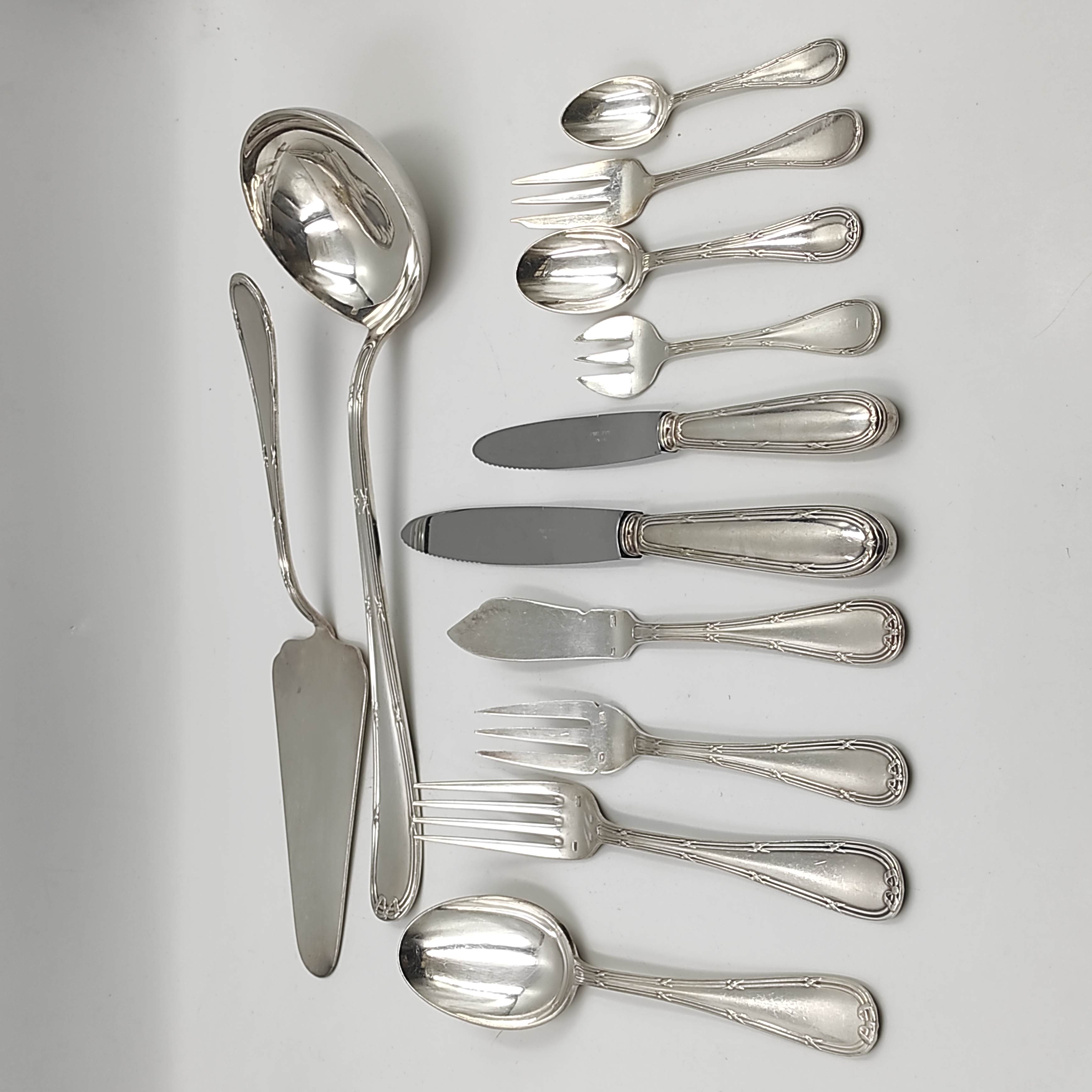 MENAGERE 109 PIECES EN METAL ARGENTE A DECOR RUBANS CROISES