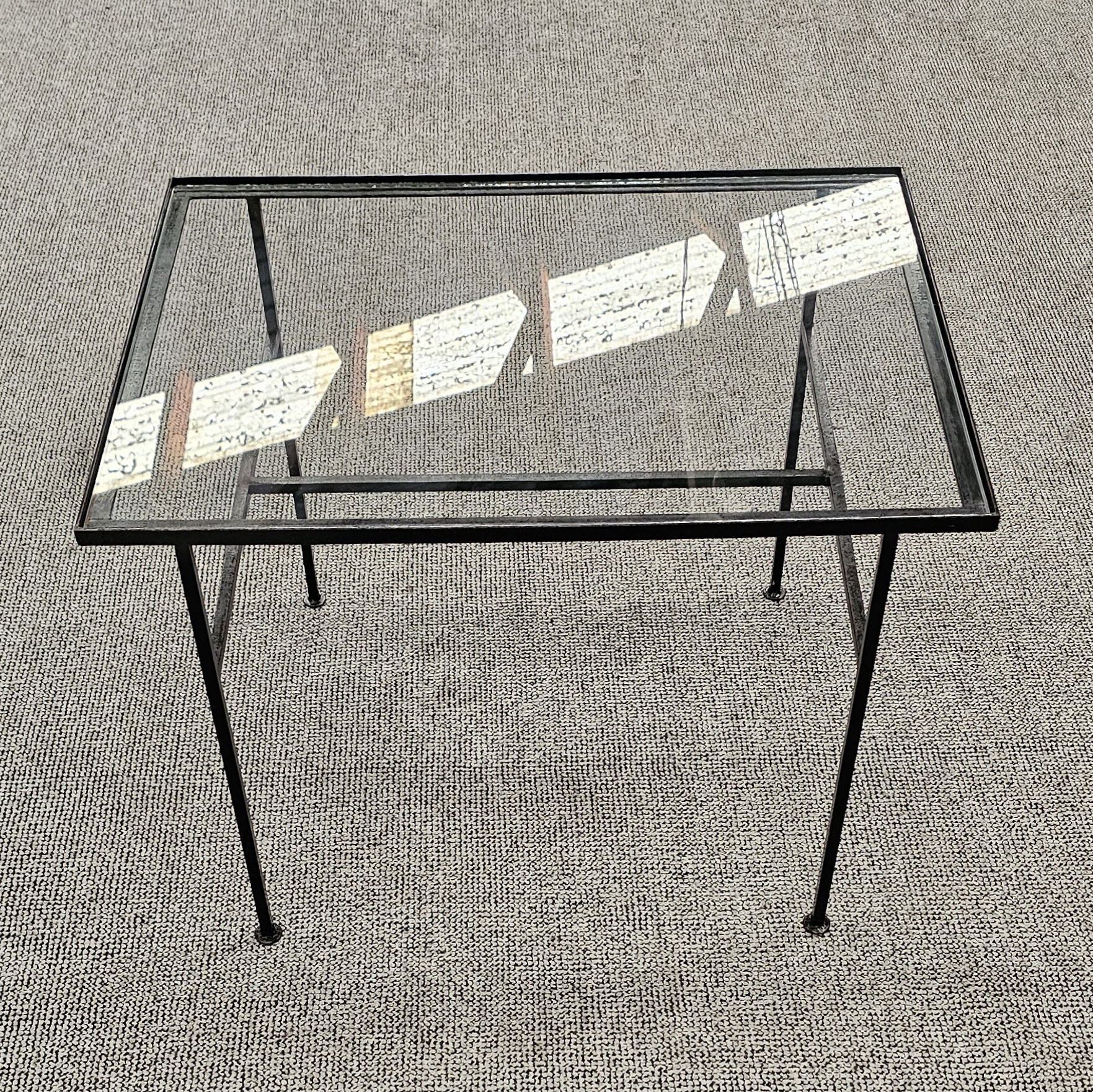 TABLE BASSE ANNEES 50 VERRE ET METAL NOIR 61 X 46 X 46