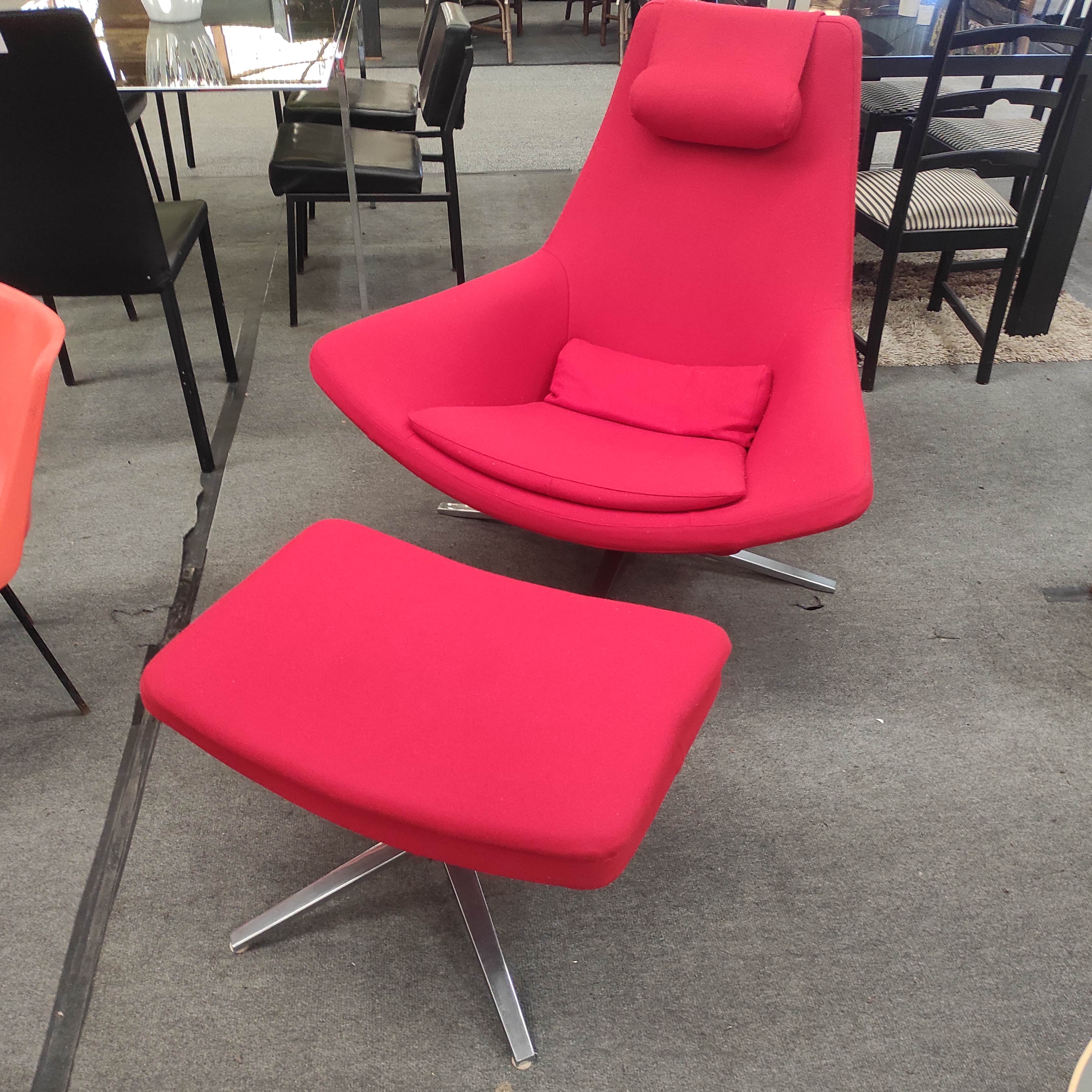 B&B ITALIA FAUTEUIL PIVOTANT 100/94/84 CM ET OTTOMAN TISSU SIDRO COLORIS ROUGE