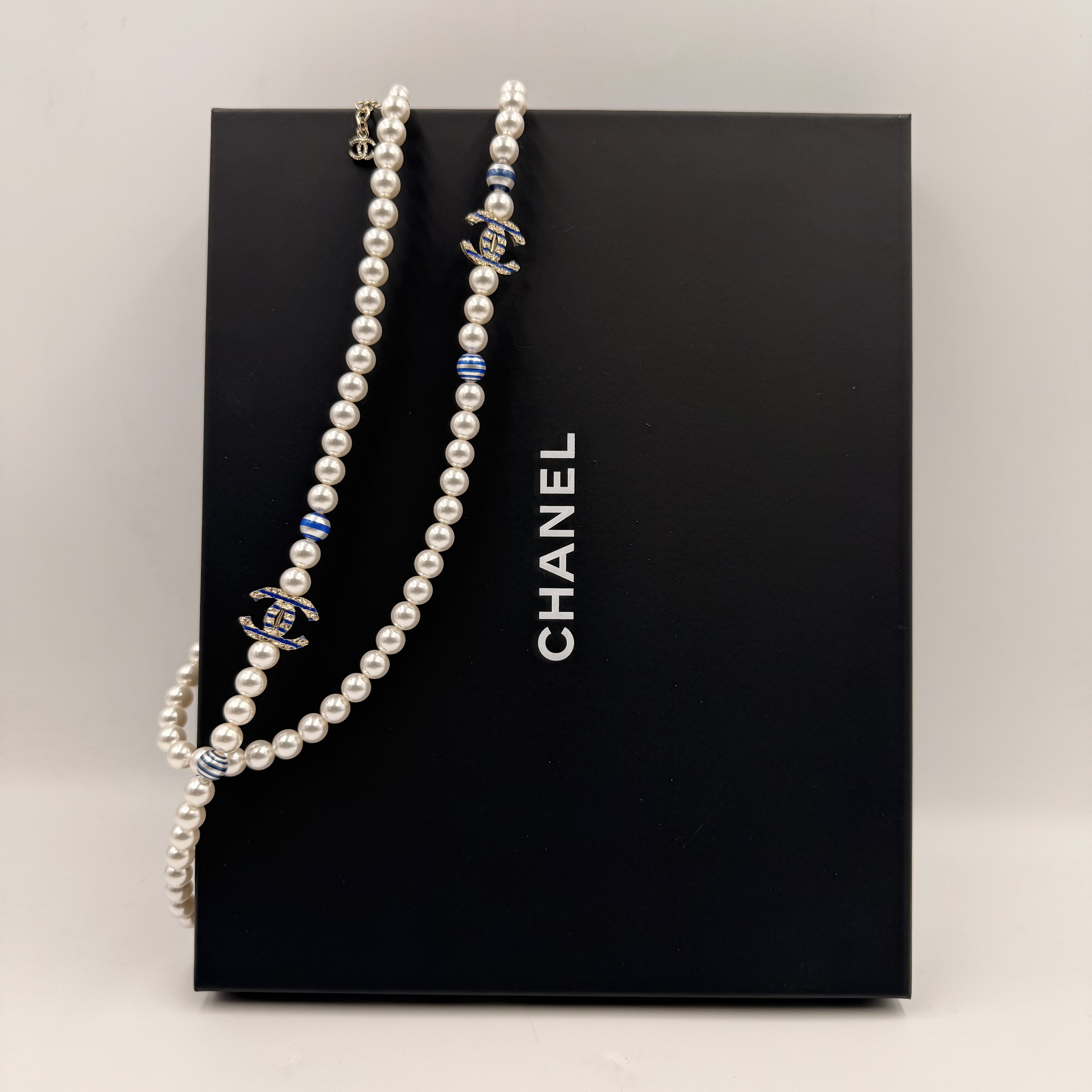 CHANEL COLL. LA PAUSA COLLIER SAUTOIR 130 PERLES ET LOGO (A19) + ECRIN