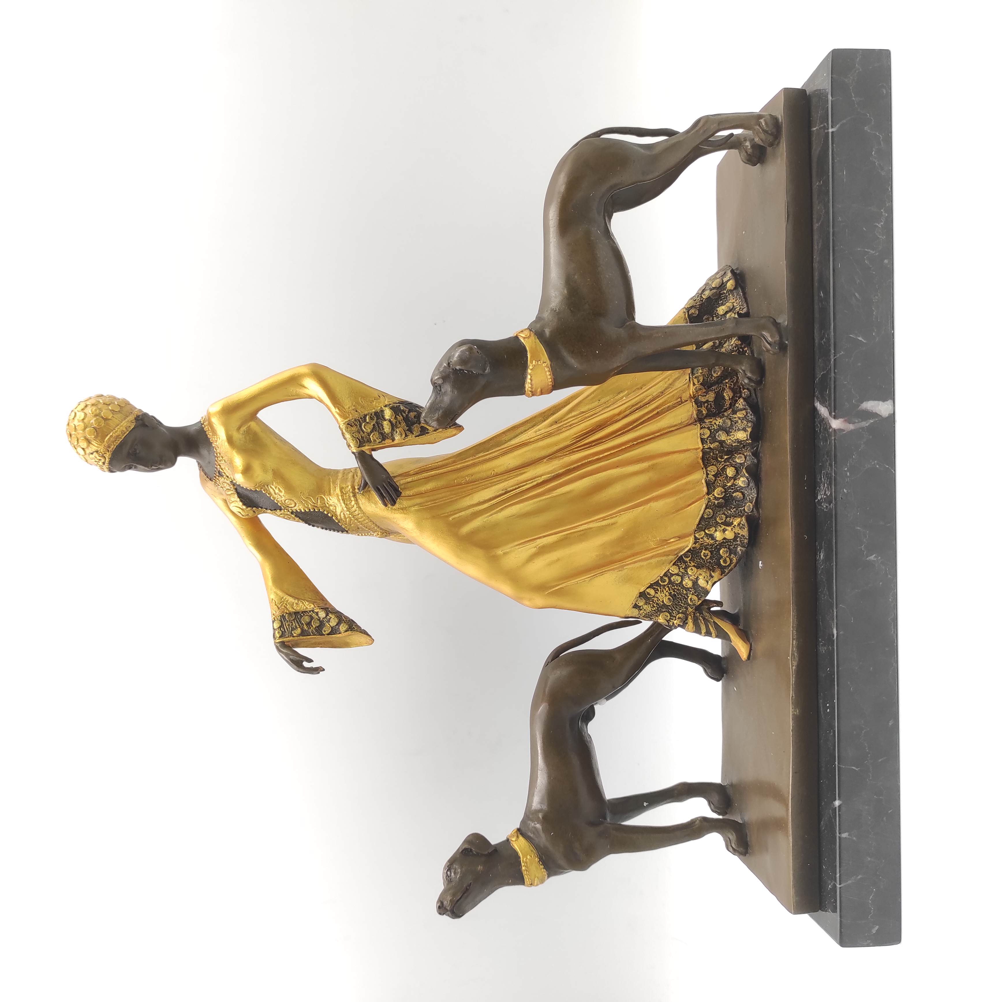 MILO BRONZE DORE ET PATINE L ELEGANTE AUX CHIENS 29 x 28 x 11 CM