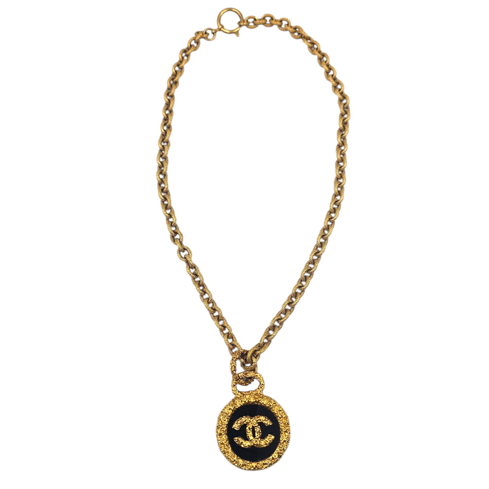 CHANEL COLLIER METAL DORE PENDENTIF LOGO RECTO VERSO CIRCA AUT-HIVER 1993