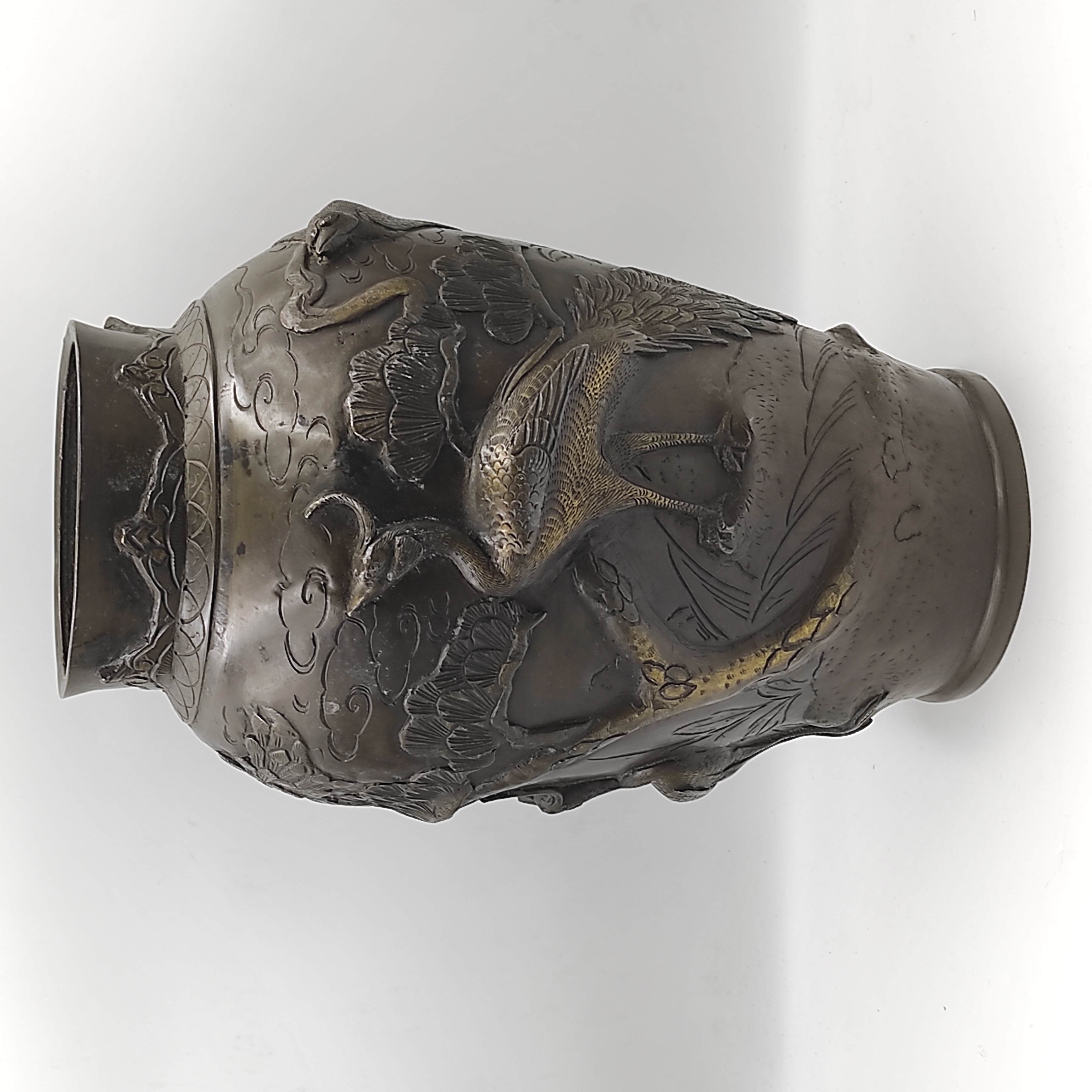 VASE JAPONAIS EN BRONZE A DECOR DE PAONS