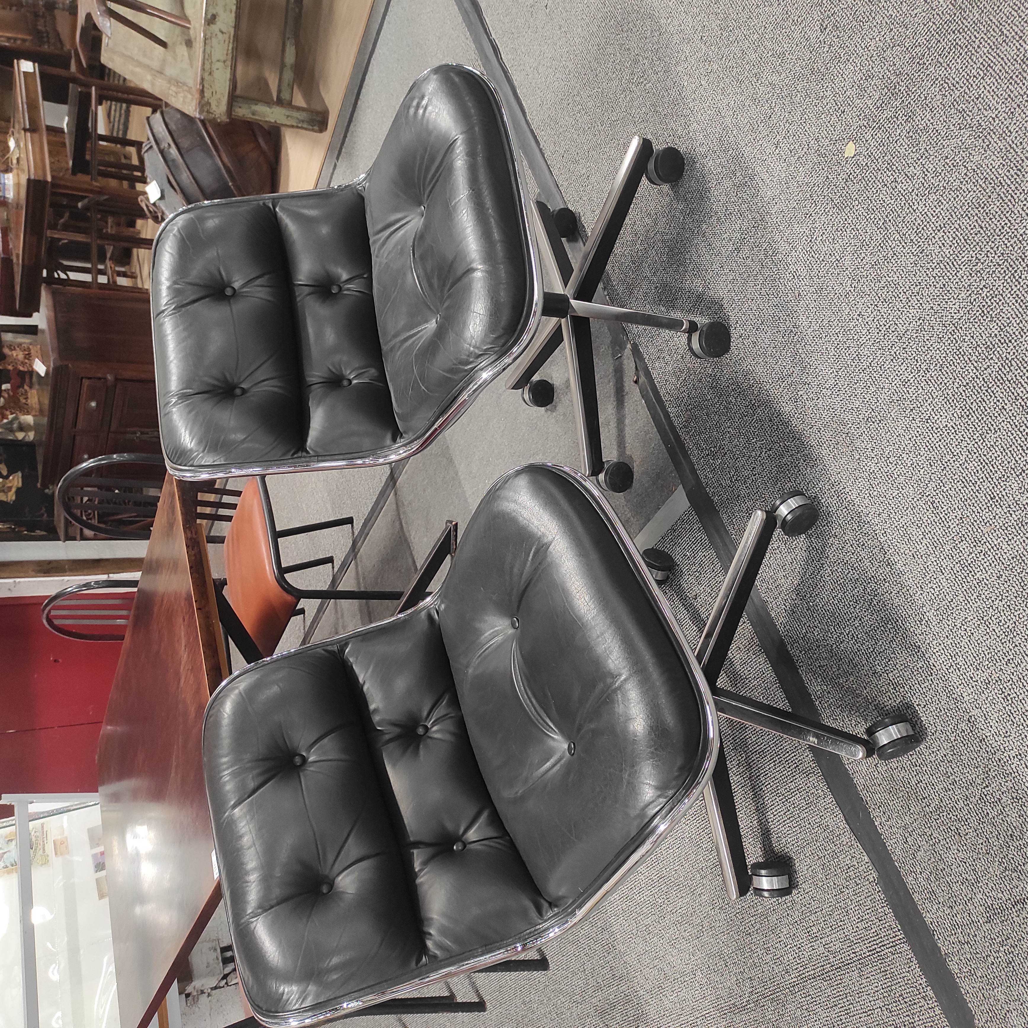 CHARLES POLLOCK PAIRE DE SIEGES EN CUIR NOIR 58/82/50 CM