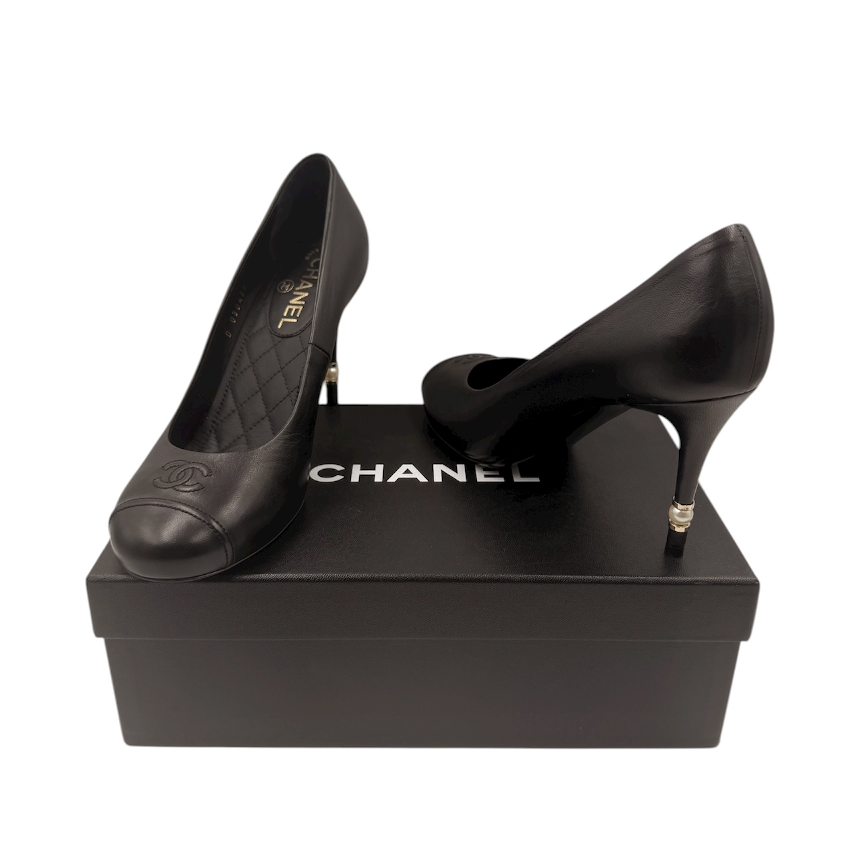 CHANEL ESCARPINS CUIR NOIR ORNE D UNE PERLE AU TALON (G30439) T.38 1/2 + BOITE